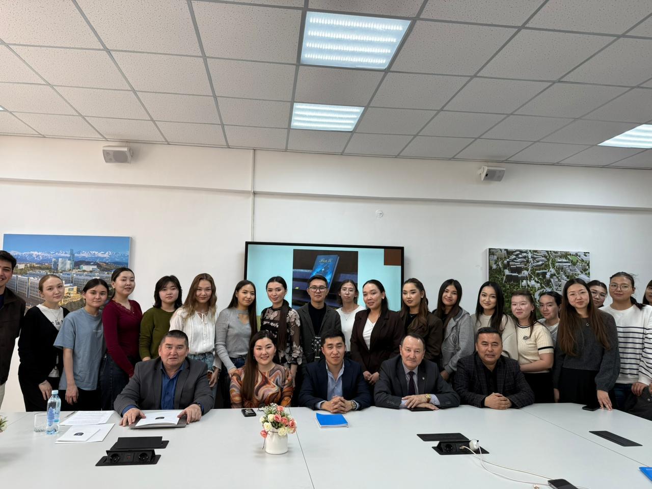 Жазушы, сценарист, Қазақстан Республикасы Жазушылар одағының мүшесі Мұхаммед-Қанапия Шарханұлы қатысуымен әдеби кездесу