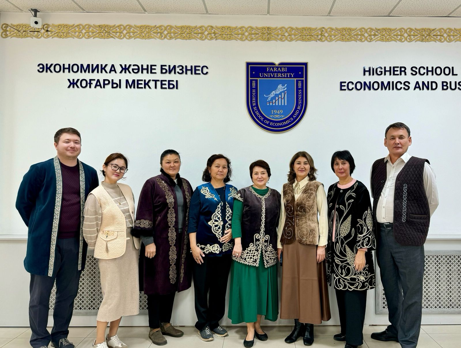 Экономика кафедрасы – Ұлттық киімдер апталығын қолдайды!