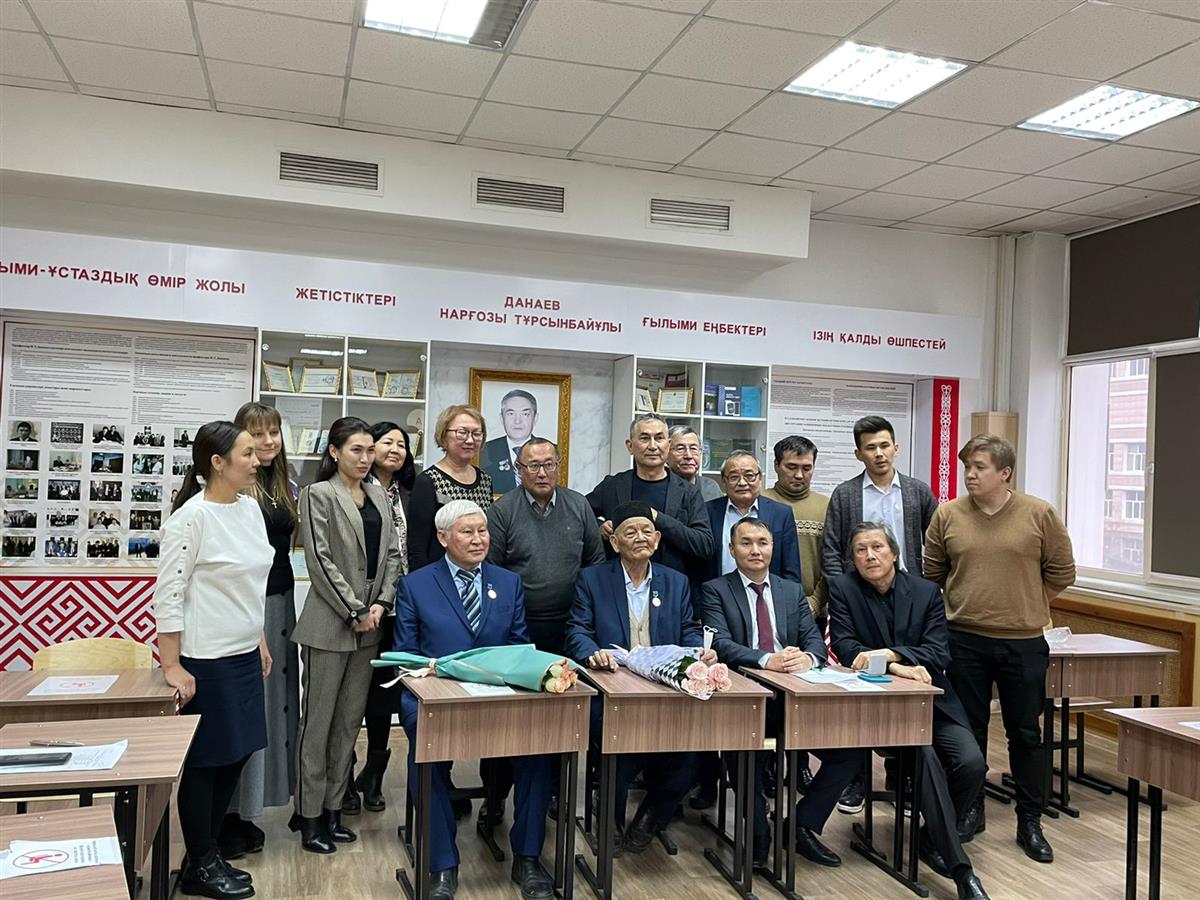 In honor of the 30th anniversary of independence of Kazakhstan, professors Mukhtarbay Utelbayev and Askar Zhumadildayev were awarded silver medals by Al-Farabi