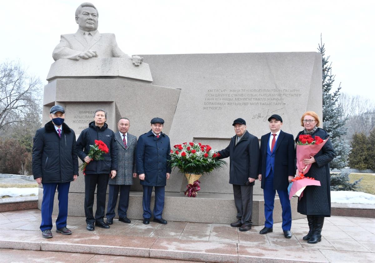 Почтили память академика Умирбека Жолдасбекова