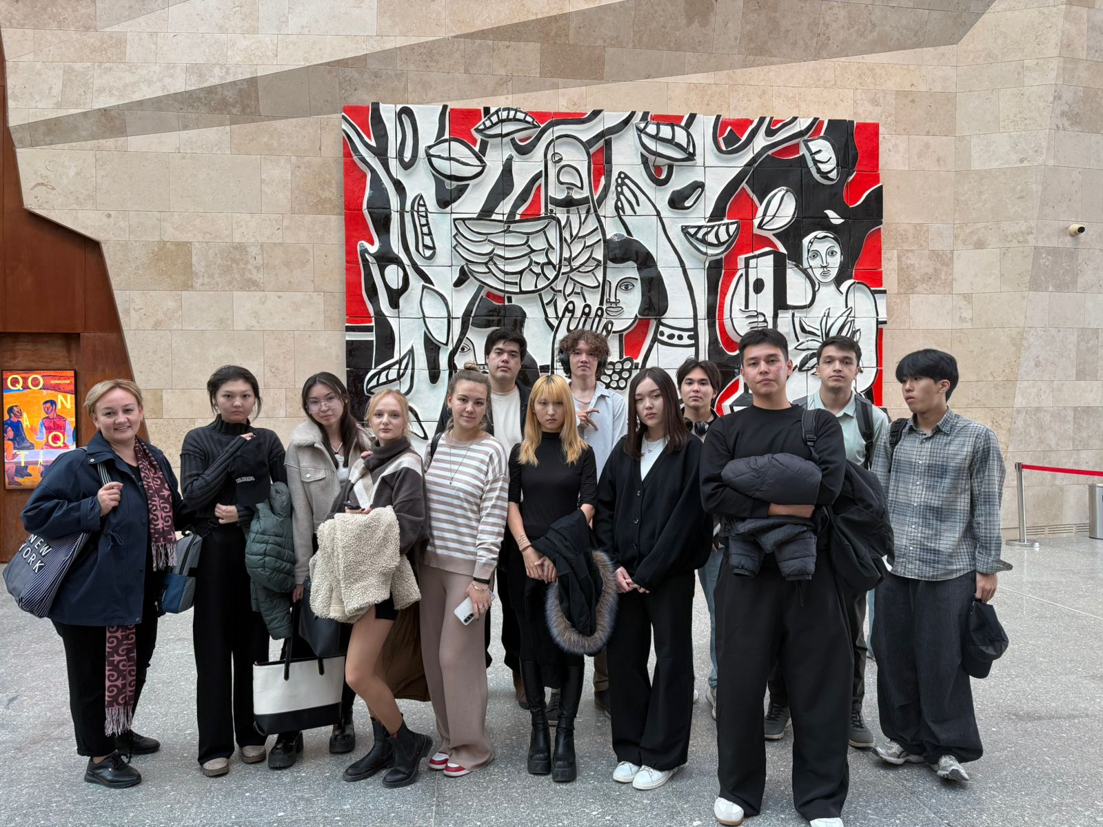 Болашақ аудармашылар жаңа Almaty Museum of Arts көрмесімен танысты