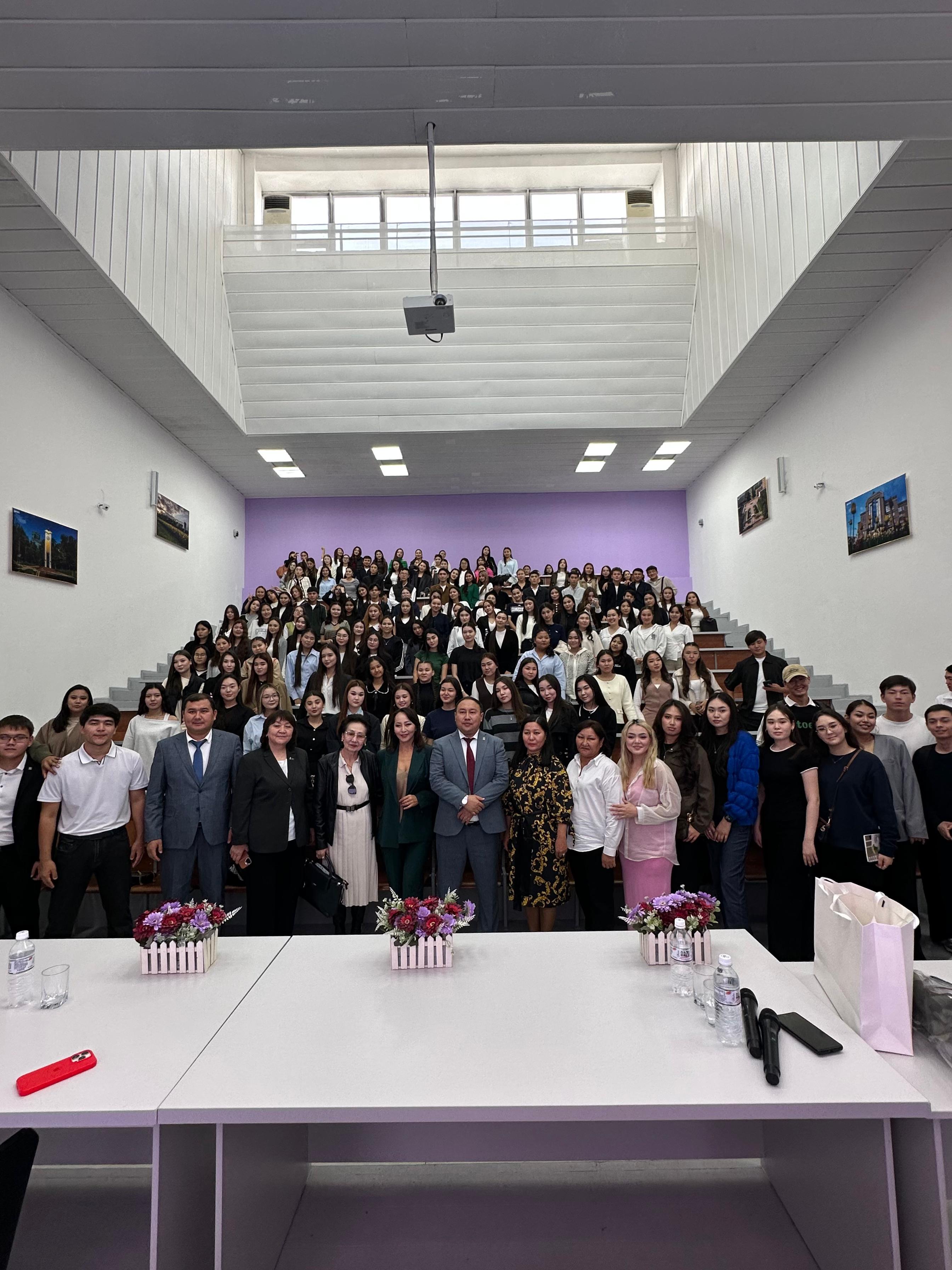 Жұлдызбен жүздесу: Өнер мен өмірді тоғыстырған шығармашылық кеш өтті
