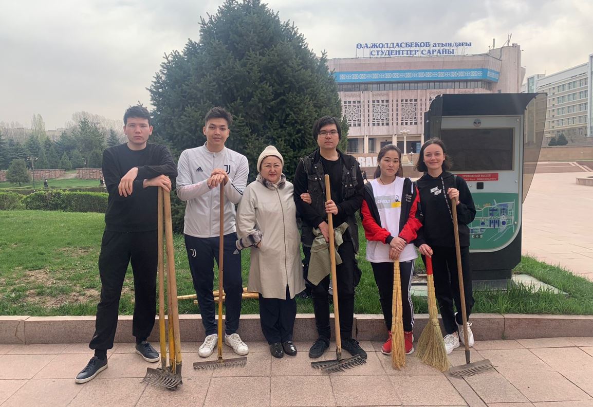Students of the Faculty of Law at the citywide clean-up (subbotnik )