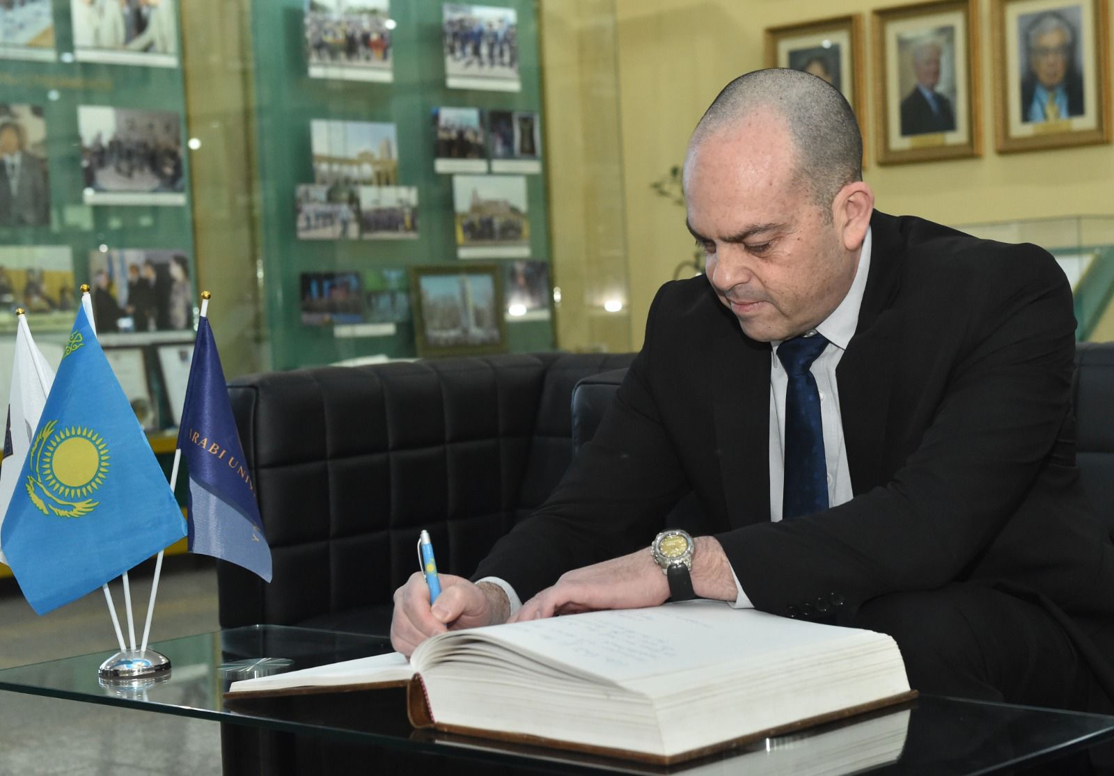 Израиль Мемлекетінің Елшісінің ҚазҰУ музейіне сапары