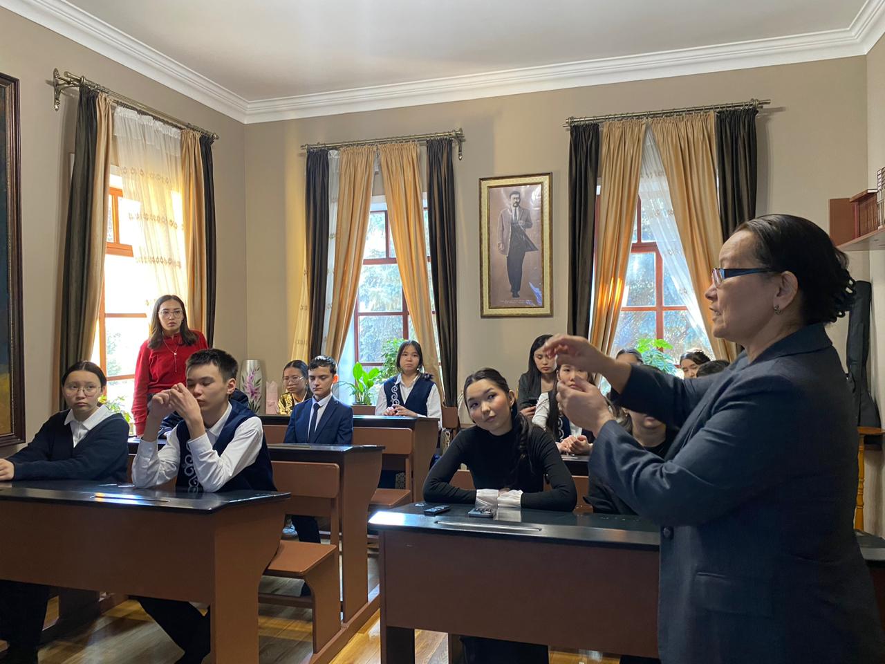 «7М02313 – Қазақ филологиясы» мамандығының 2-курс магистранттары ғылыми-зерттеу практикасы барысында А.Байтұрсынұлы атындағы «Тіл – құрал» ОӘҒЗ орталығында “Мен білетін Шолпан апа…” атты тағзым-дәріс ұйымдастырды.