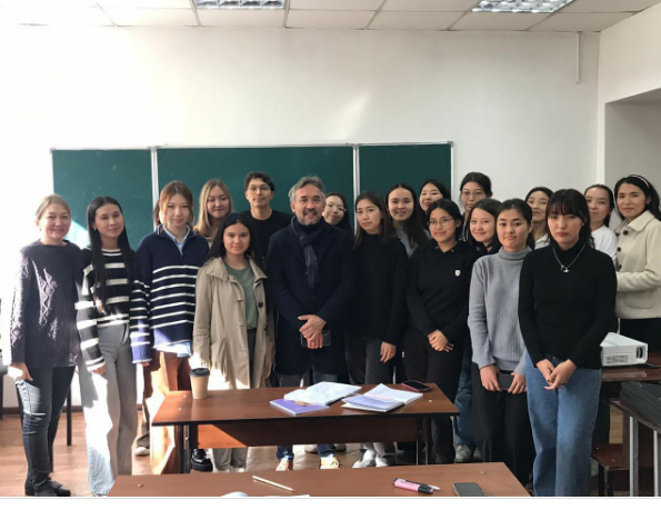 The dean of the Faculty of Philosophy and Political Science, B. B. Meirbaev, met with the 1st year students