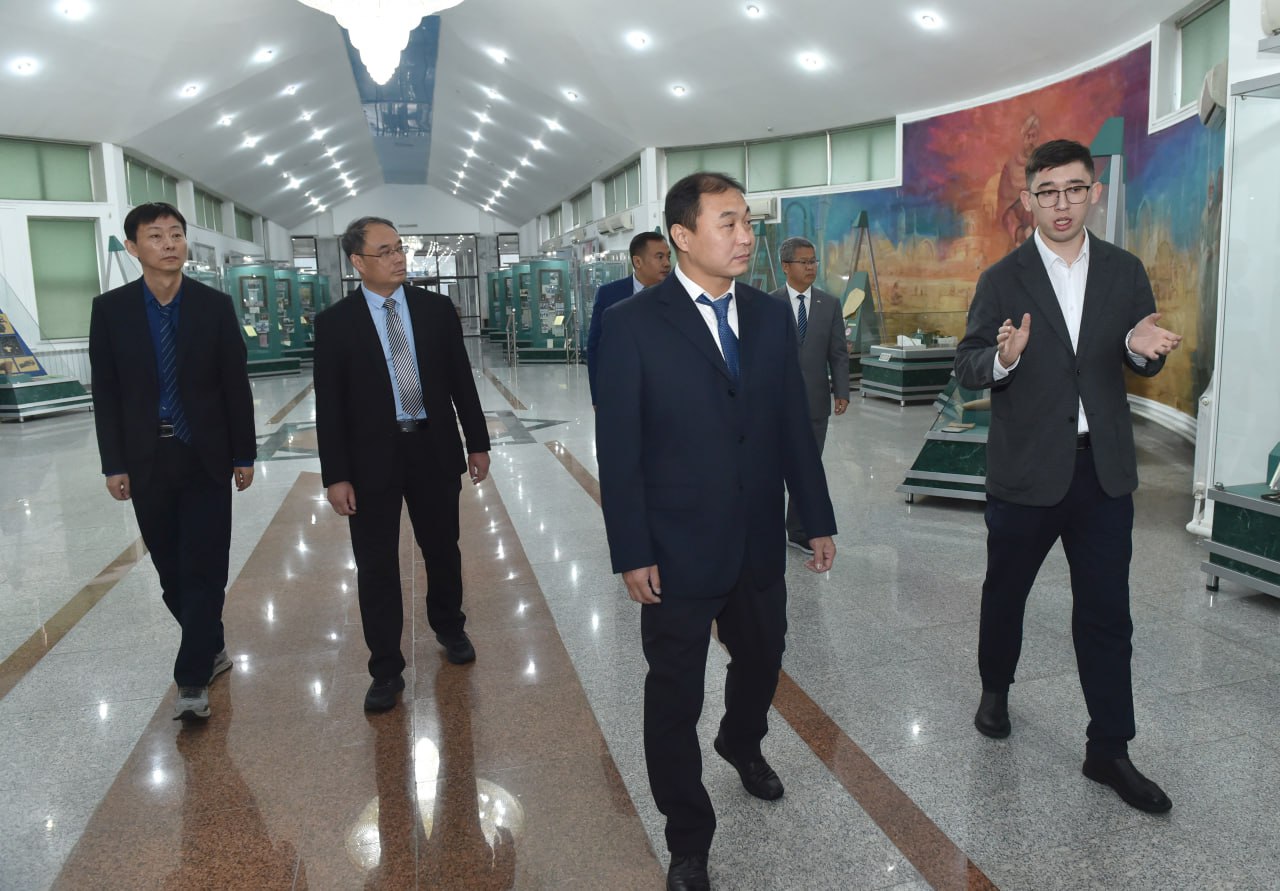 Посещение музея КазНУ делегацией Аньянского технологического института (КНР)