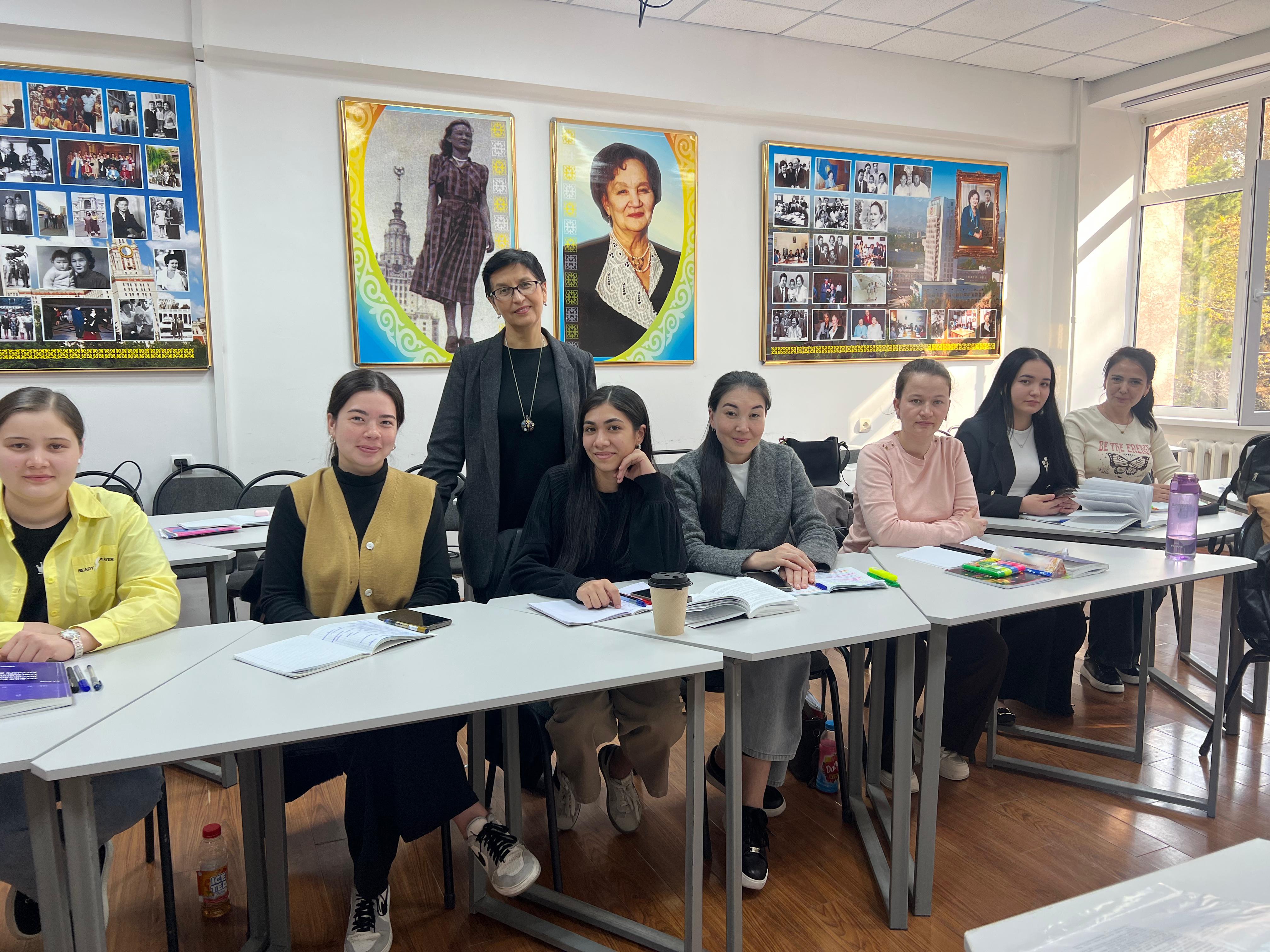 «Орыс тілі мен әдебиеті» білім беру бағдарламасының үшінші курс студенттері шақырылған қонақ  - филология ғылымдарының кандидатыКогай Эльмира Радиковнамен кездесті.