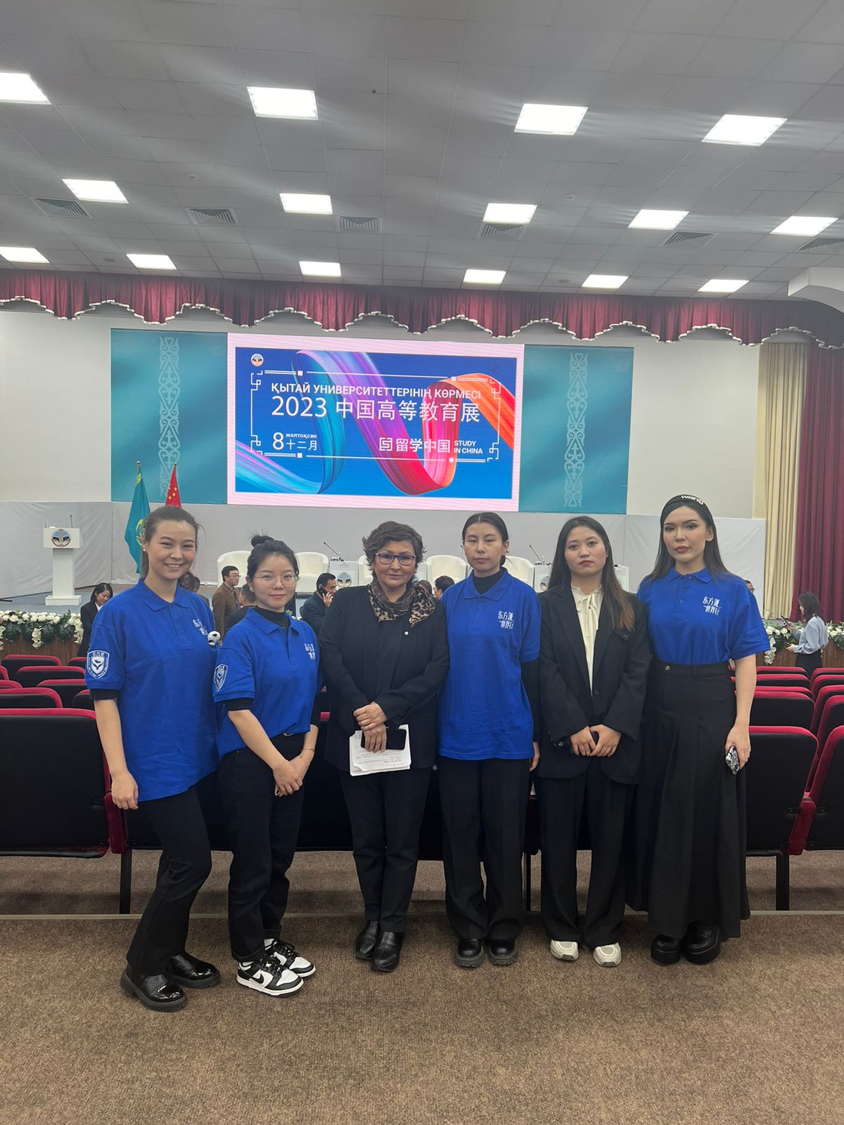 Doctoral and undergraduates provided simultaneous interpretation at the exhibition "Higher Education in China"