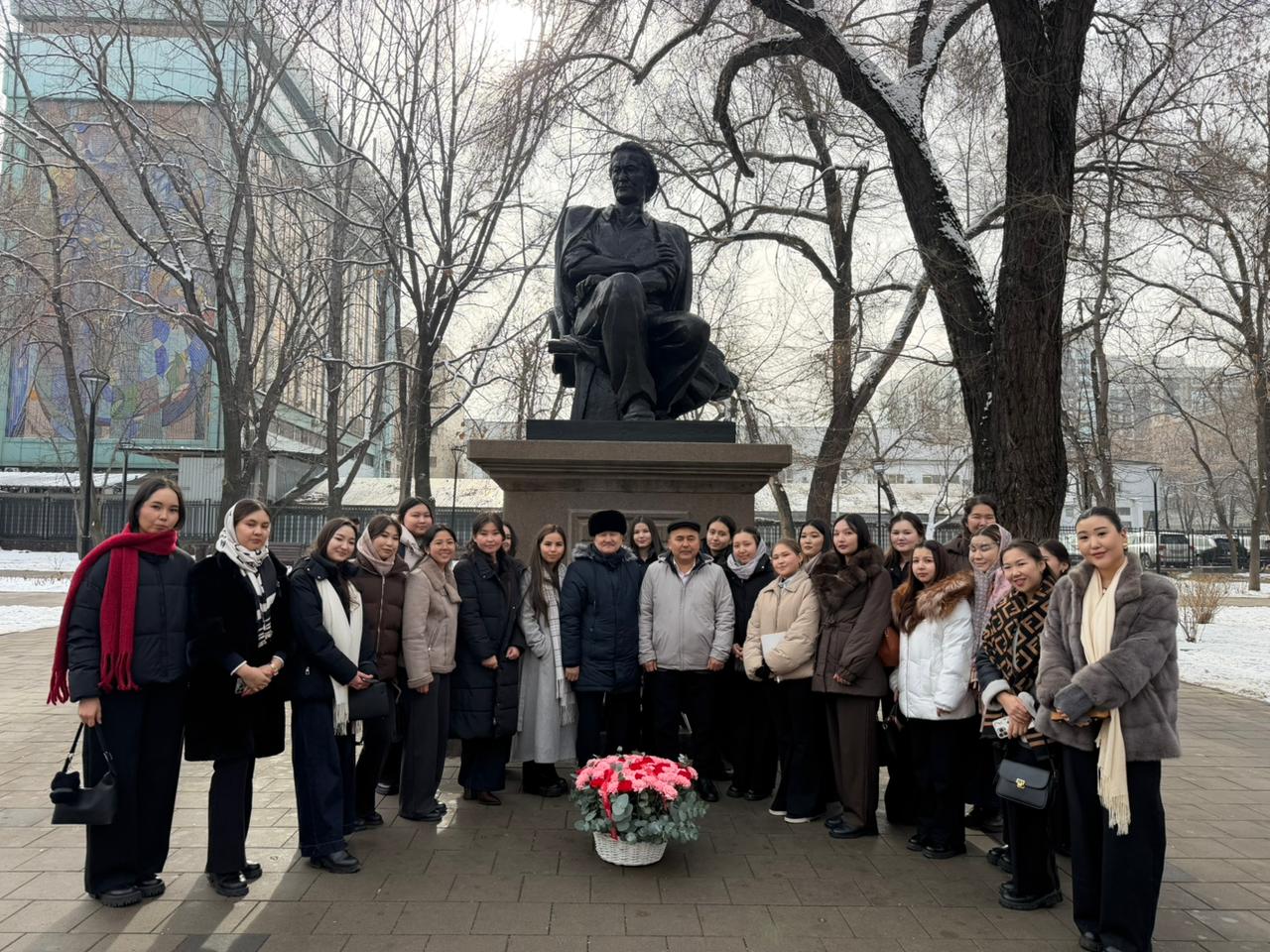 Почтение памятнику поэта