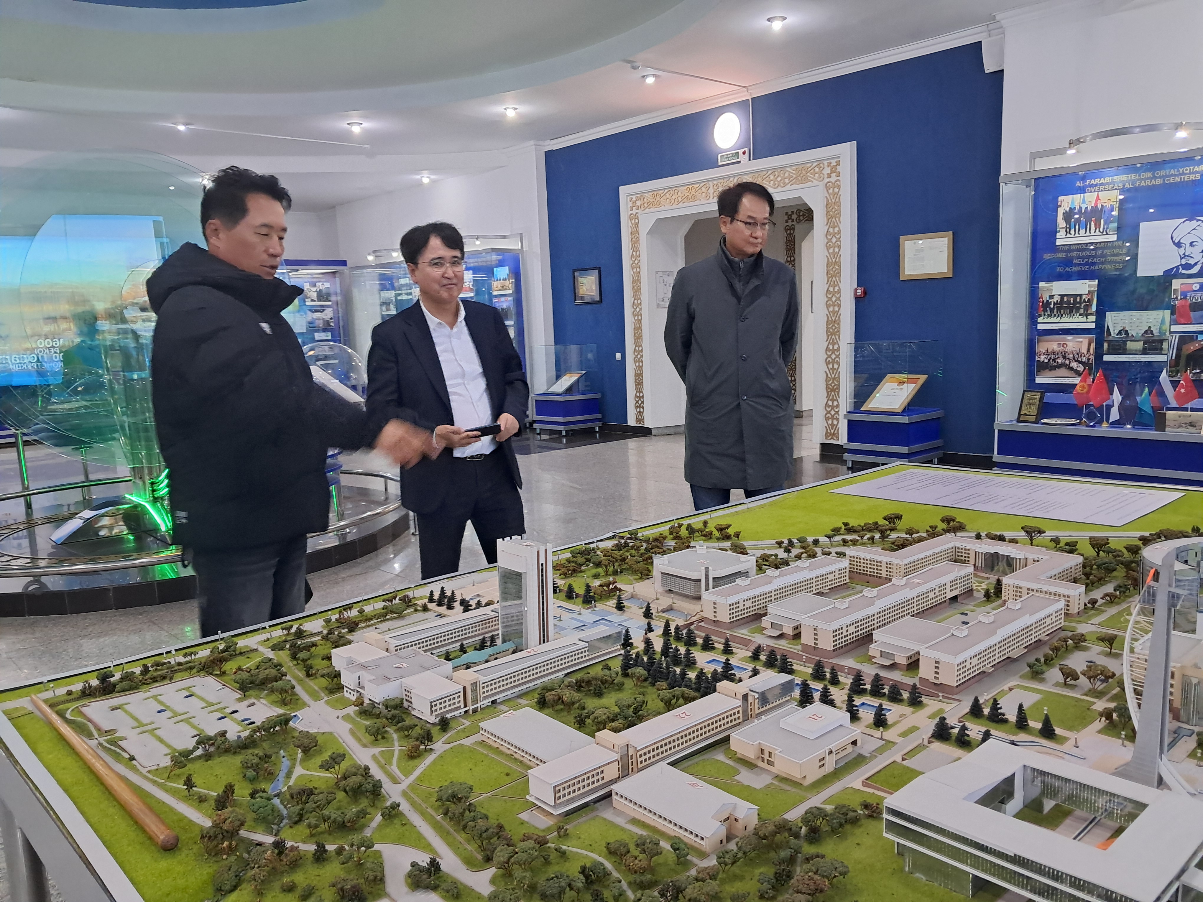 Профессоры «Gachon University» из Южной Кореи Chang Yeoung Jin и др. ознакомились с деятельностью музея