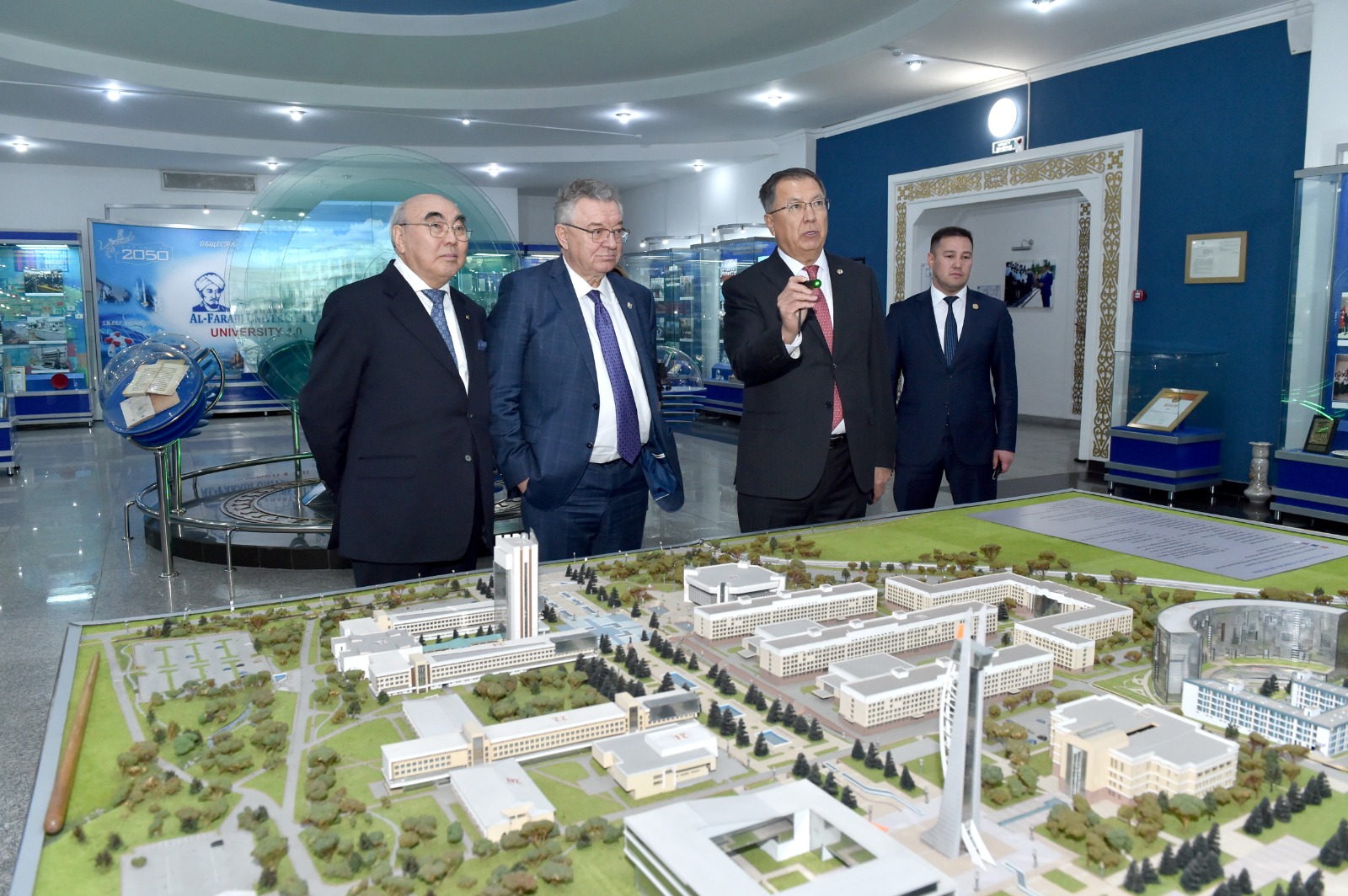 Ресейден келген құрметті қонақтар университет тарихы музейін тамашалады