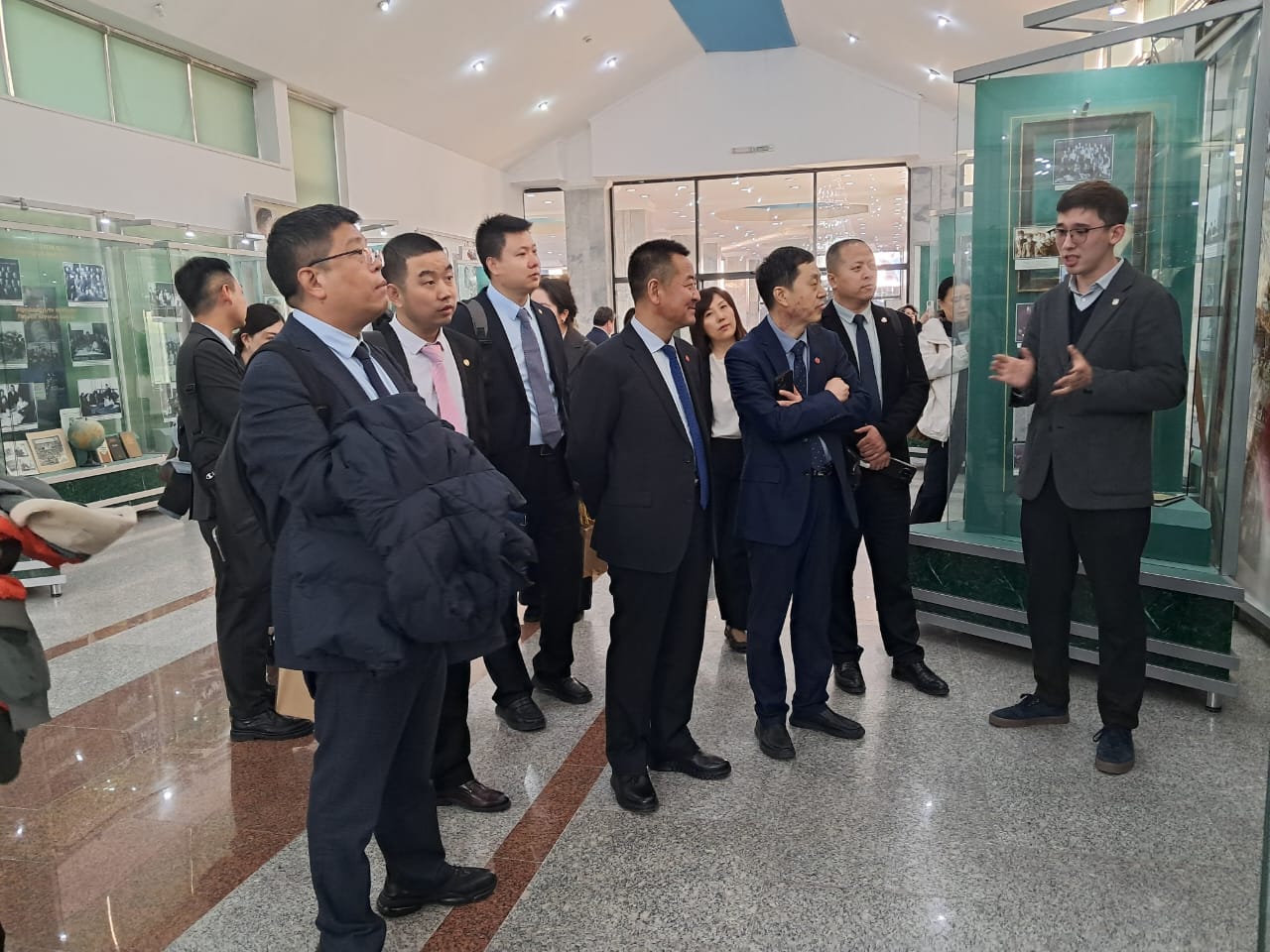Қытайдың Сиань халықаралық медициналық орталығының директор орынбасары Лю Янтунь мен Нейрохирургиялық емхананың бас дәрігері Хэ Шимин мырзалар бастаған делегация университет музейінде