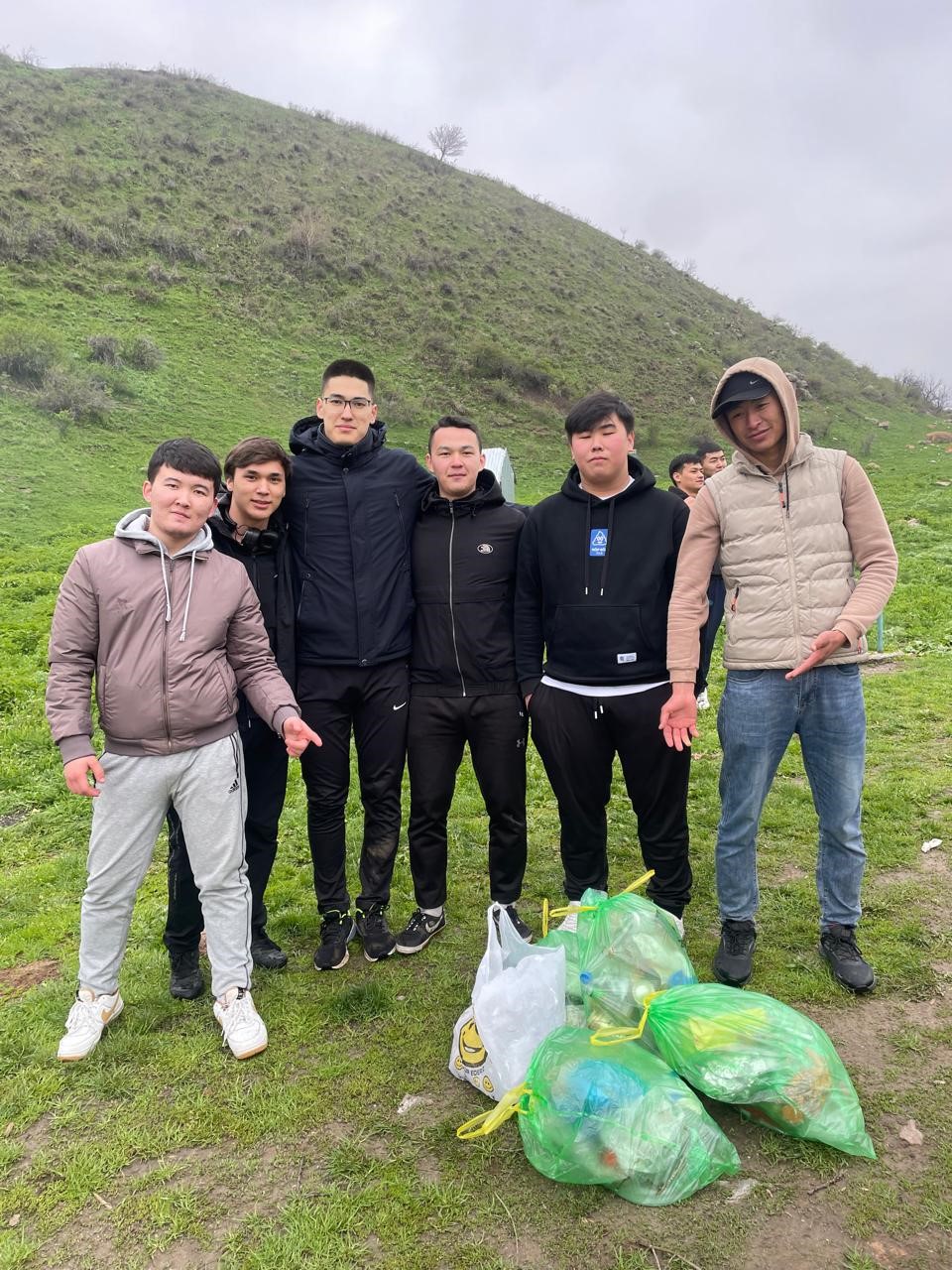 On 04/27/2024, students of the Kazakh department of the second (II) year of the Computer Science specialty carried out cleaning on the topic of "Taza olke".