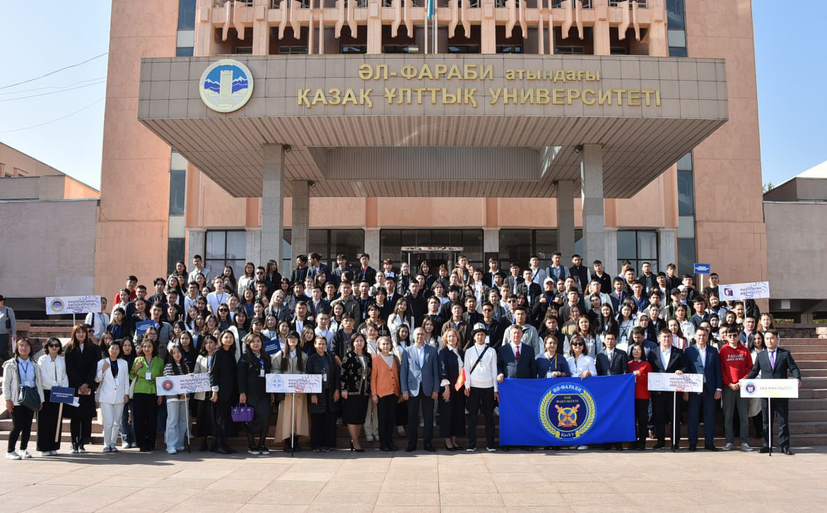 Студенты филиала в Бишкеке посетили КазНУ
