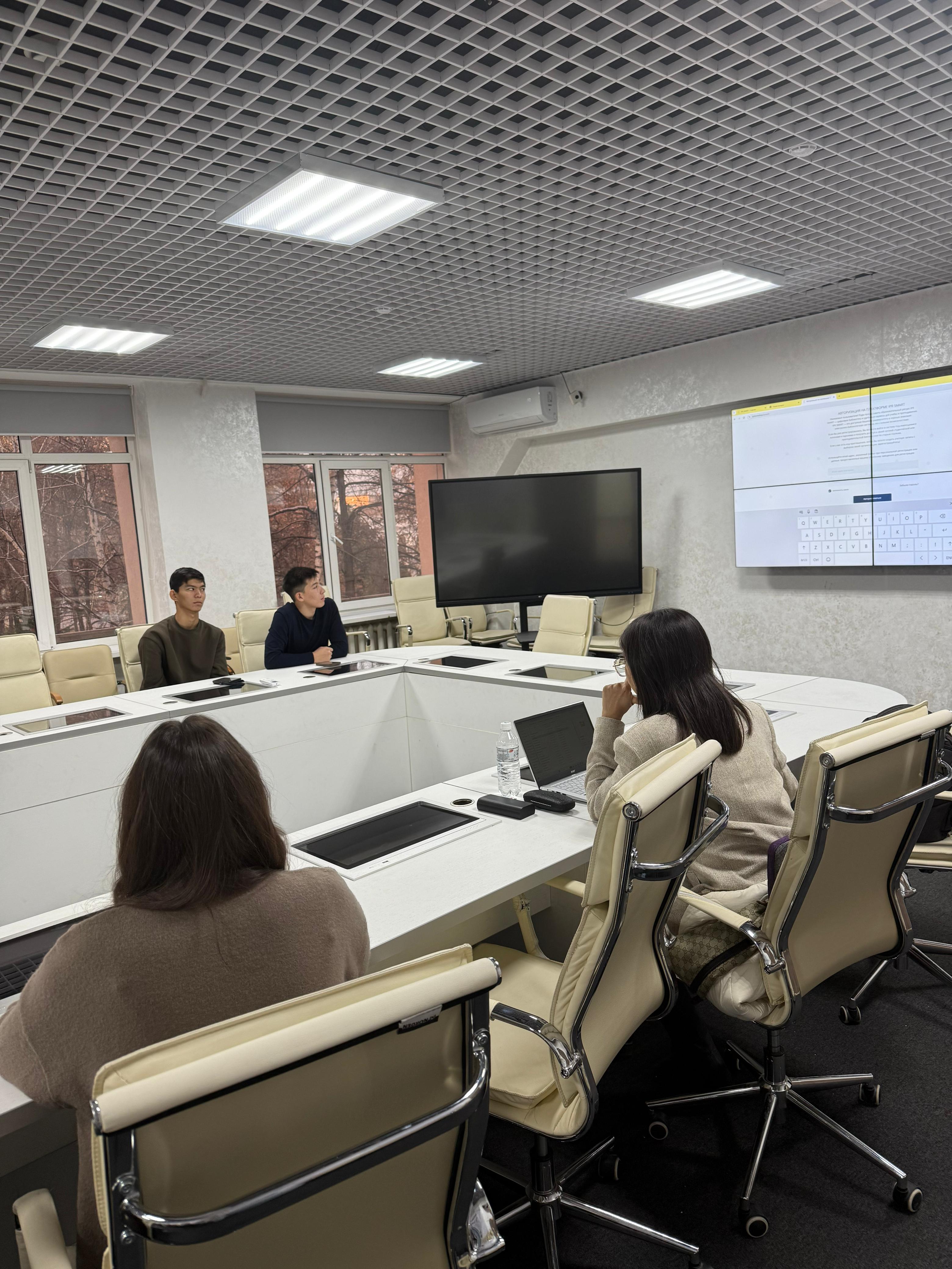 Экономика және бизнес жоғары мектебінде IPR SMART электрондық кітапханасын қолдануға арналған семинар-тренинг өтті