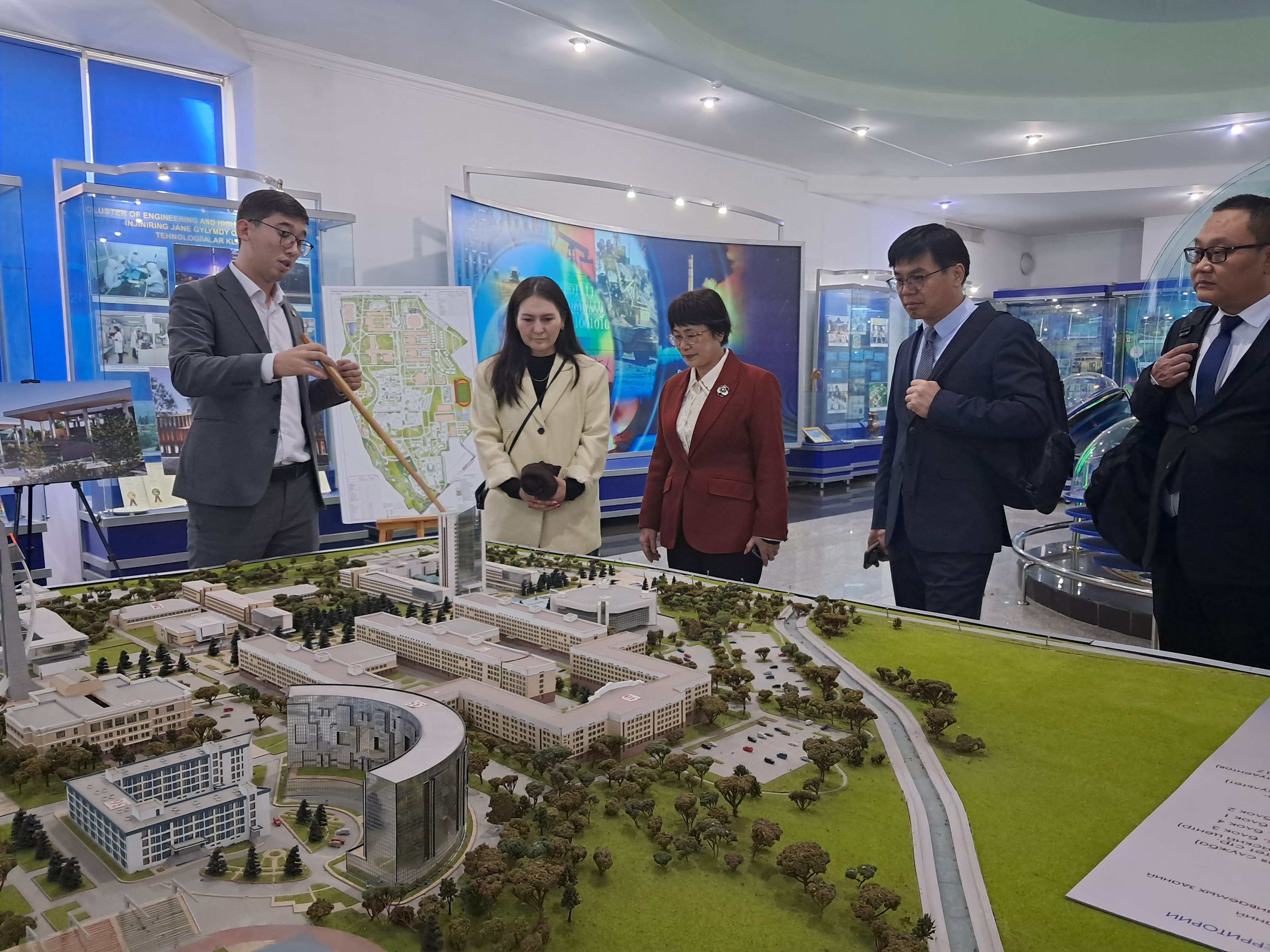 Делегация института Государственного Управления Гуанси (Китай) посетила музей