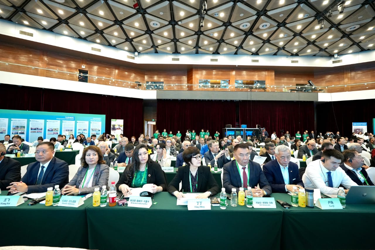 Ученые КазНУ приняли участие в международном форуме по устойчивому развитию экологии и окружающей среды в Урумчи