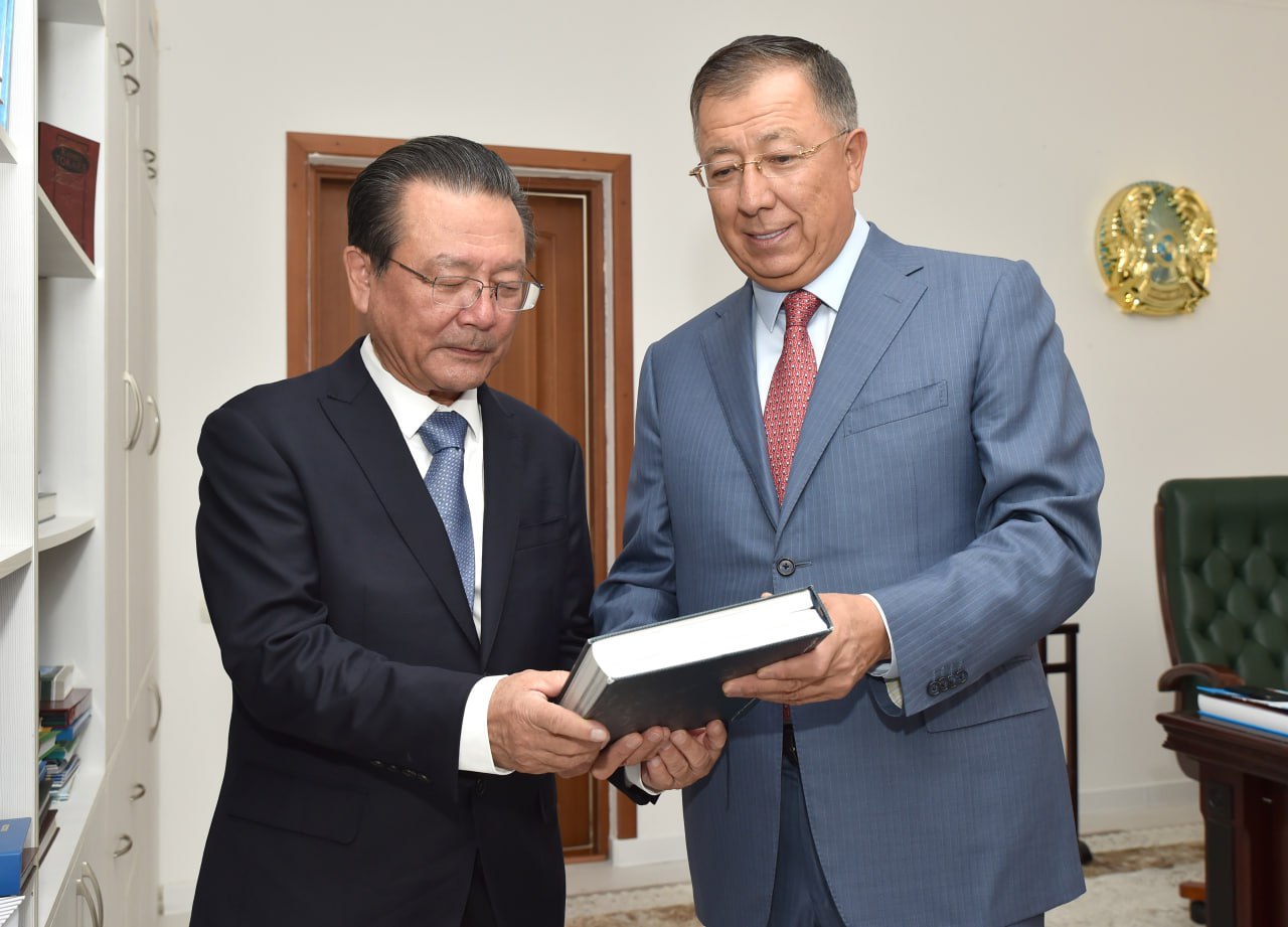 Rector of KazNU meets with Chinese writer Akbar Mazhit