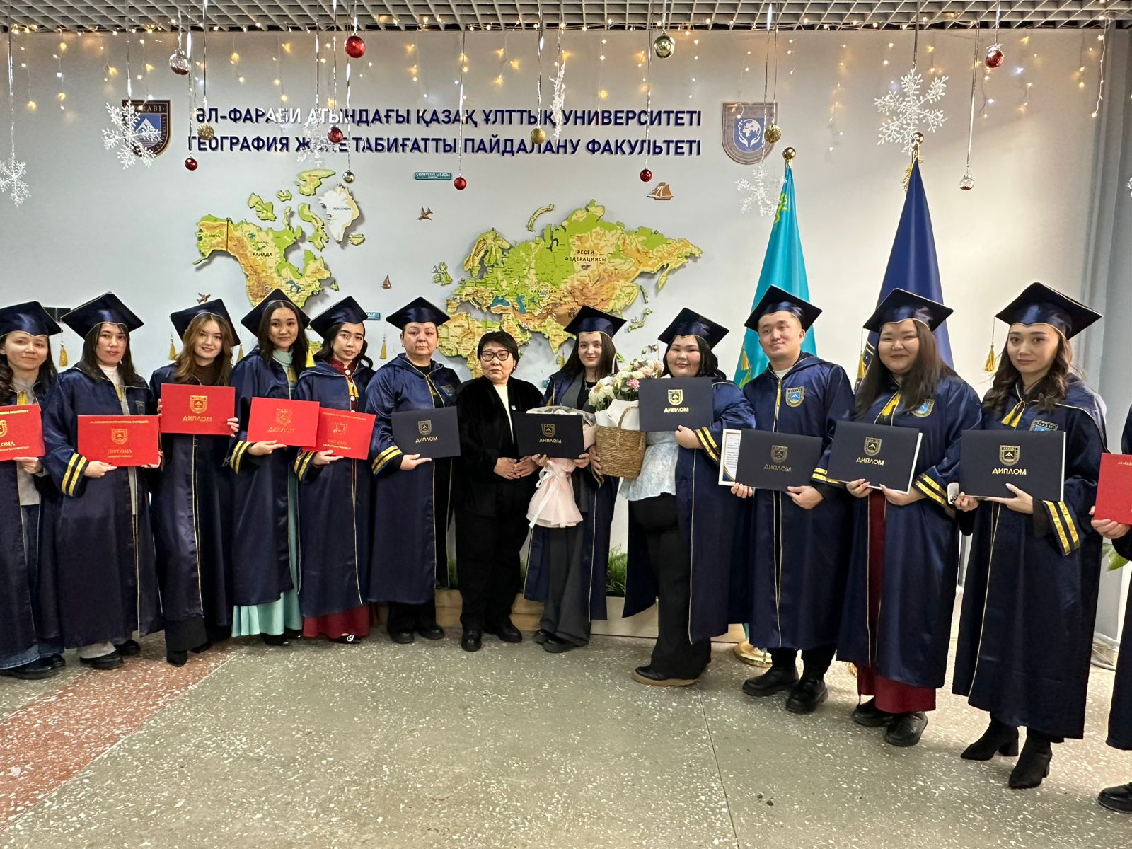 Әл-Фараби атындағы Қазақ Ұлттық Университетінің География және табиғатты пайдалану факультетінде салтанатты түрде бітіруші магистранттарға диплом табыстау рәсімі өтті