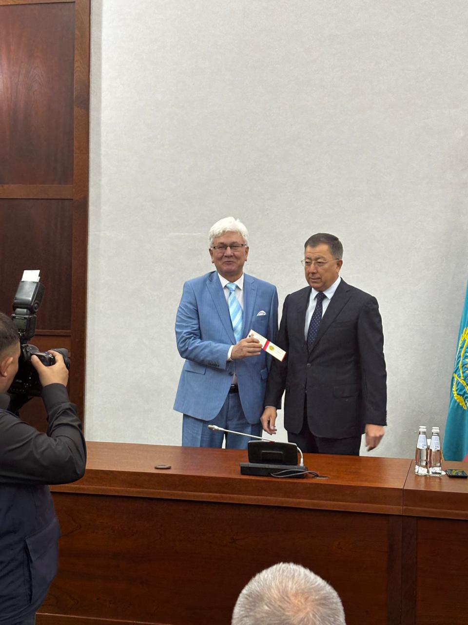 Ректор официально вручил удостоверение «Заслуженный академик»