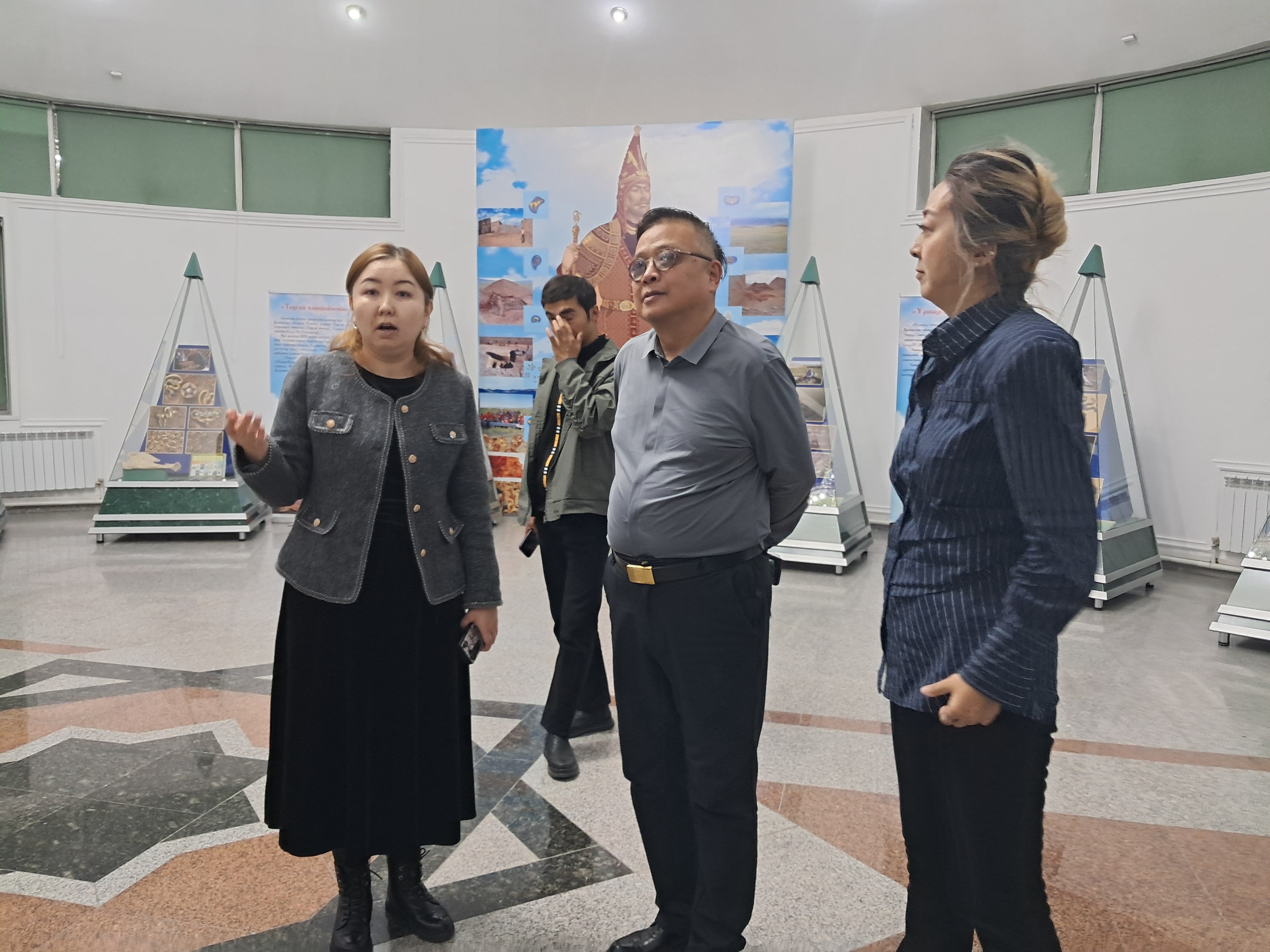 Председатель Совета директоров ТОО «Хоргос Золотая Орда Хан Технологии Данных» Я.Фэн посетил музей университета