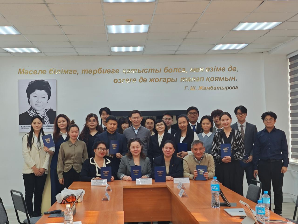 2025 жылғы 29 қарашада халықаралық құқық кафедрасы 🎓 «Дәстүр мен инновация: халықаралық білім берудегі 30 жылдық көшбасшылық» тақырыбында халықаралық дөңгелек үстел ұйымдастырды.