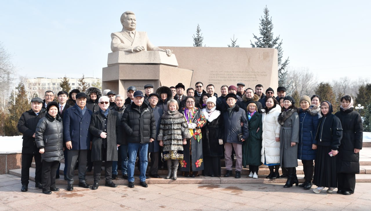 В КазНУ состоялась церемония возложения цветов к памятнику Омирбека Жолдасбекова