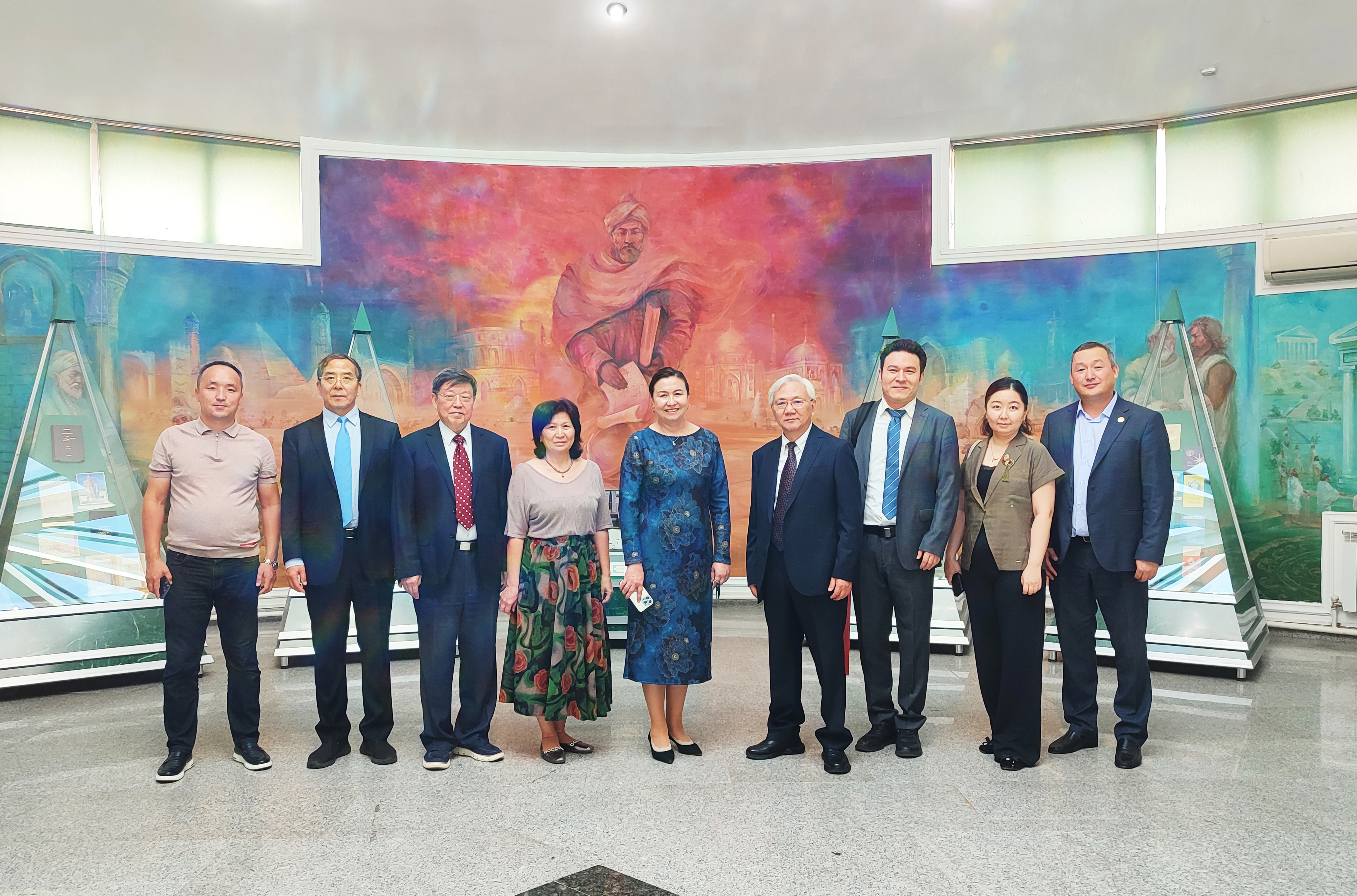A delegation led by Zhang Qiang, Academician of the Chinese Academy of Engineering, and Shi Luwen, Director of the International Research Center for Drug Administration at Peking University, visited the University Museum