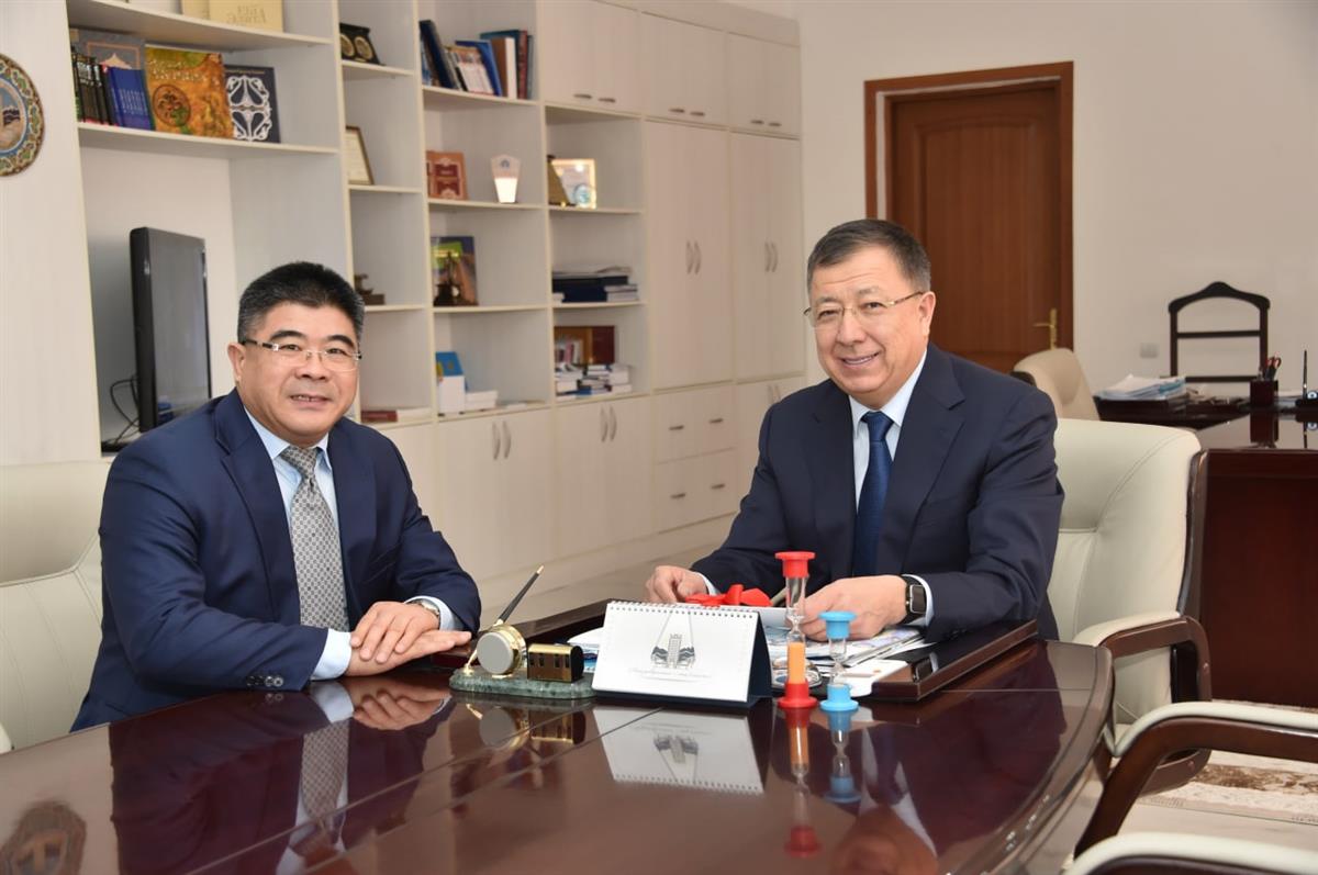 Ректор КазНУ встретился с генеральным директором CNPC в Казахстане Ли Юнхуном