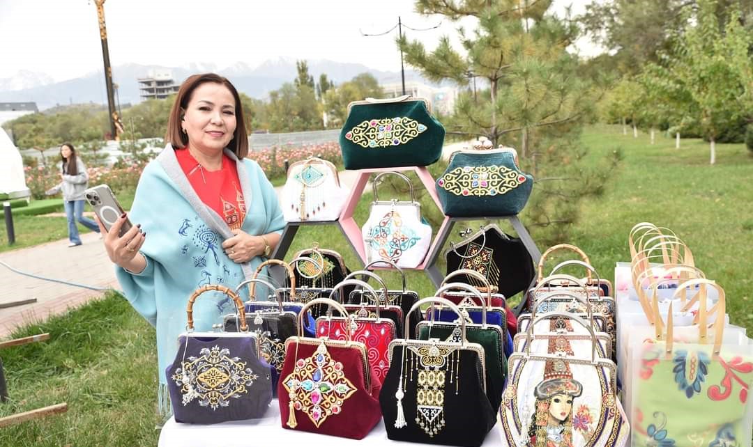At the autumn fair, the ART Center organized a corner of artisans