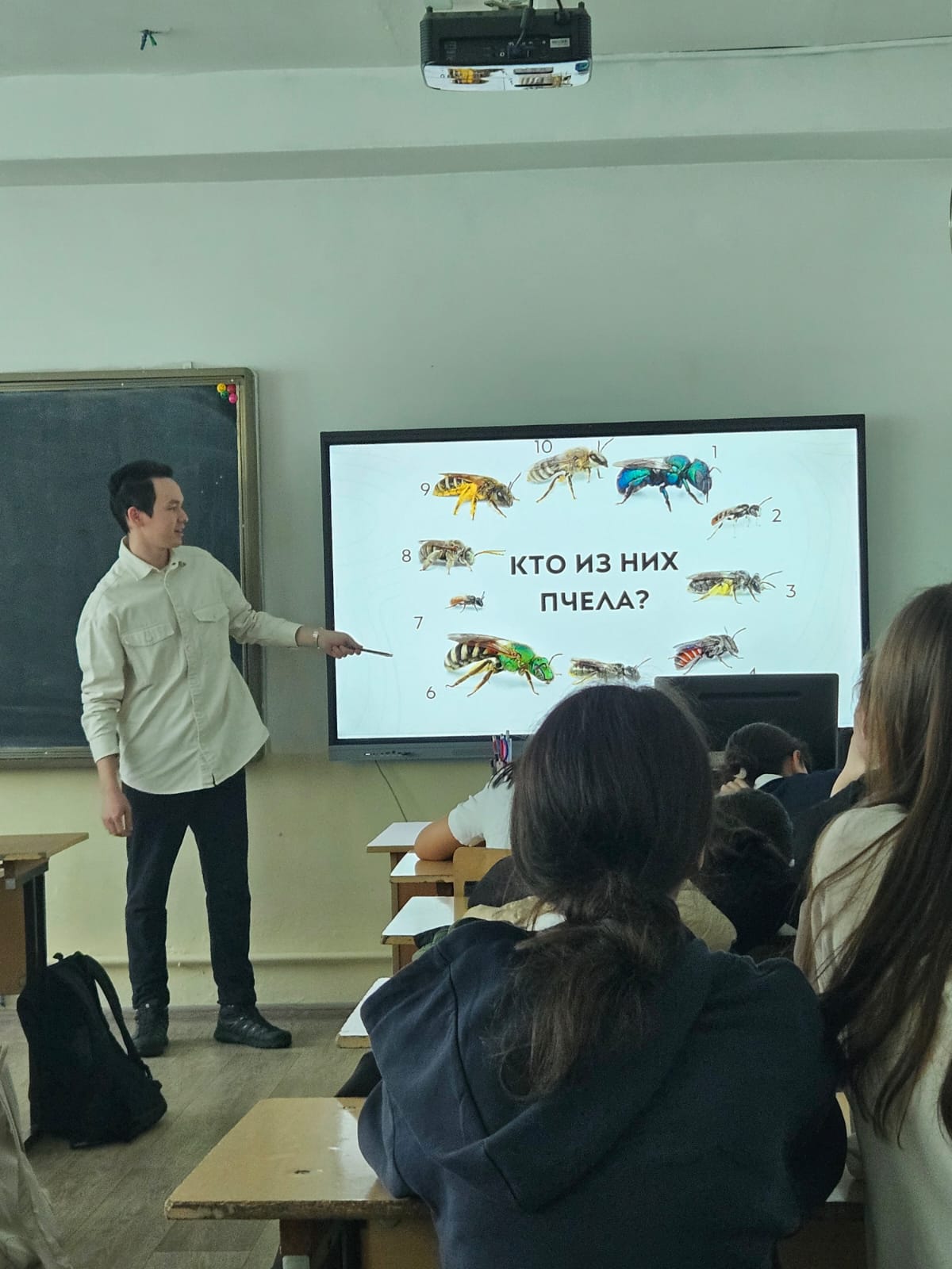 ҚазҰУ-дың жас ғалымы мектеп оқушыларын тозаңдандырғыштарды зерттеу арқылы биоәртүрлілікті сақтау мәселесіне тартады: Тұрақты даму мақсаттарына жетуге үлес қосу