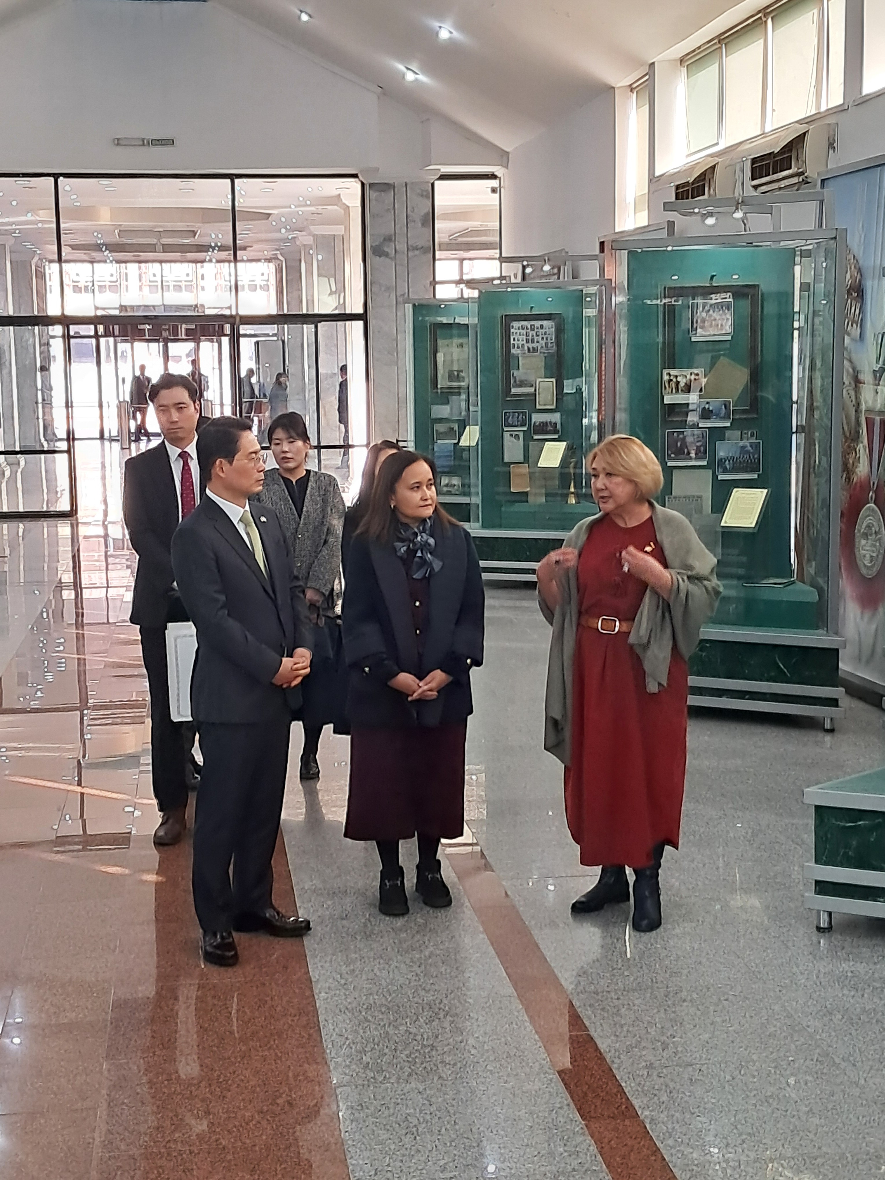 Алматы қаласындағы Корея Республикасының Бас консулы Ха Тэ Ук мырза ҚазҰУ қонағы