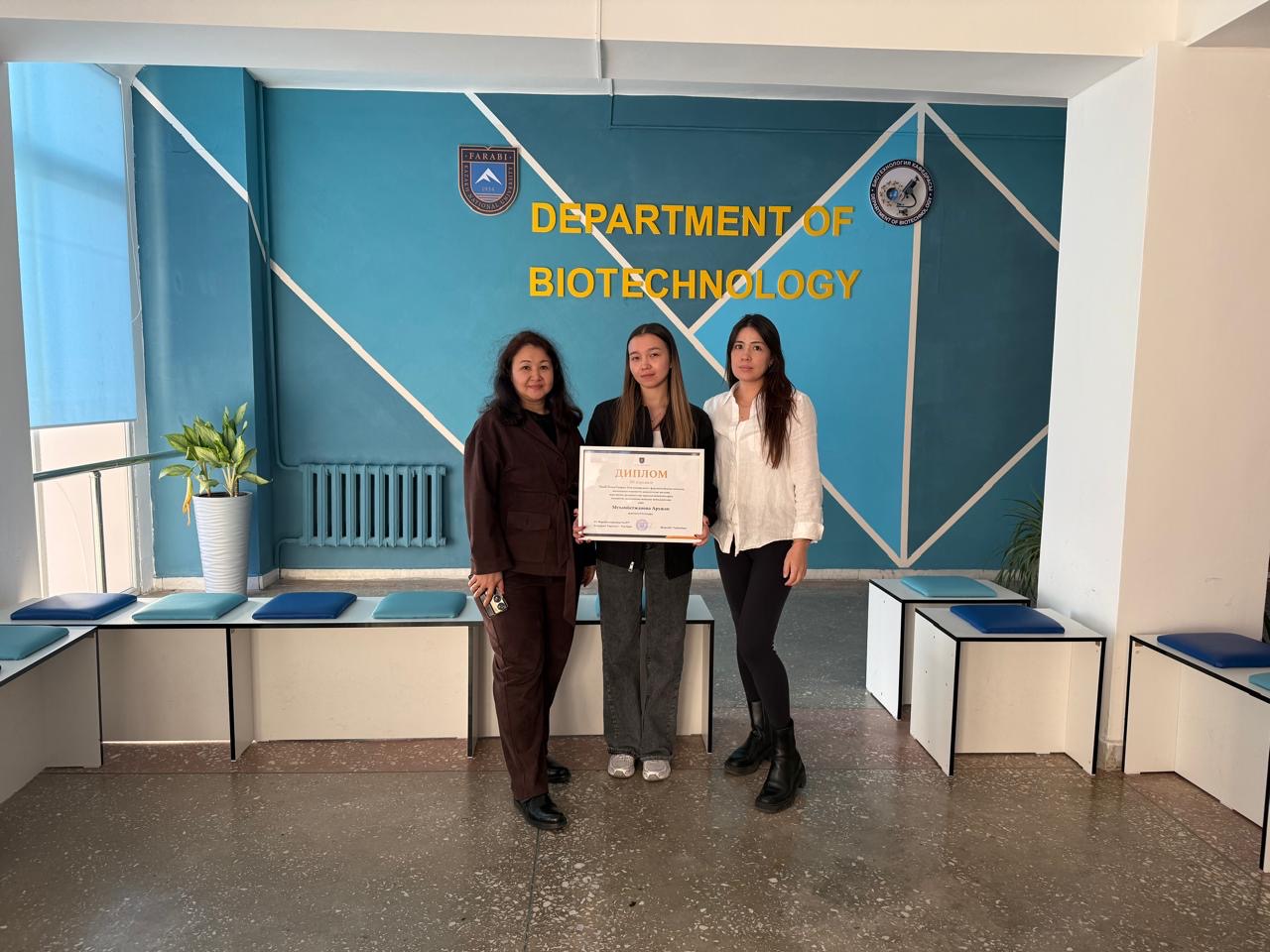 «Қалпына келтірілетін қалдықтардан экологиялық таза пластикалық ыдыс жасау технологиясын әзірлеу» жобасы Farabi Green Campus форумында III дәрежелі дипломмен марапатталды