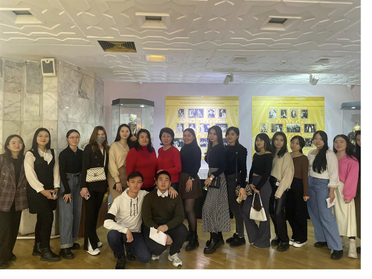 Студенты Высшей Школы Эконмики и Бизнеса посетили театр