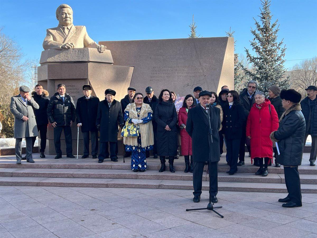 1 марта, следуя ежегодной традиции состоялось торжественное возложение цветов к памятнику академика У.А. Джолдасбекова