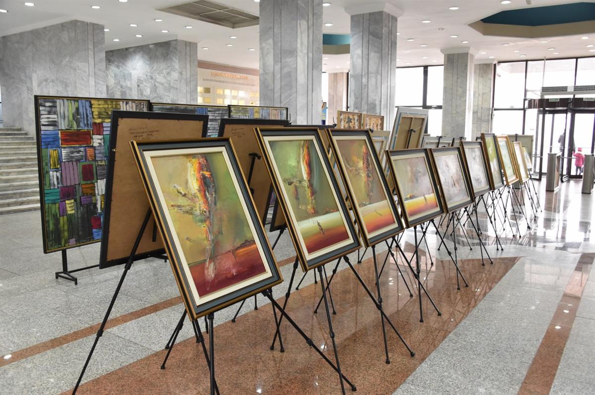 В КазНУ открылась выставка картин, посвященная празднику Наурыз
