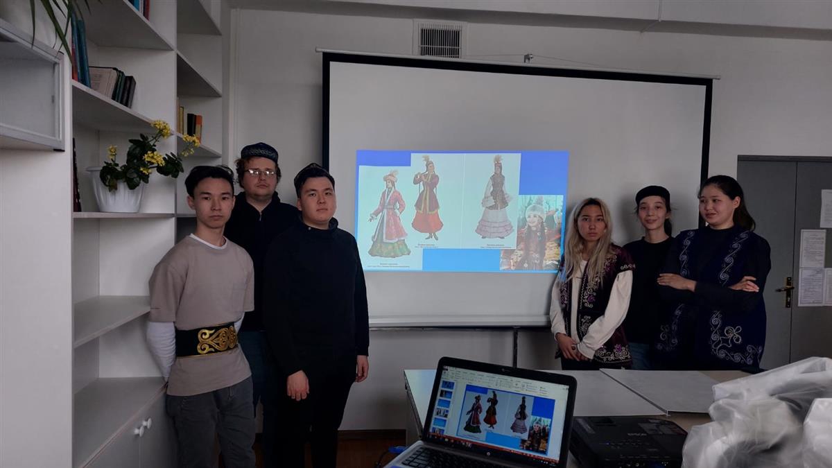 А curatorial hour on the topic &quot;Folk culture and folk suits of Kazakhs&quot;