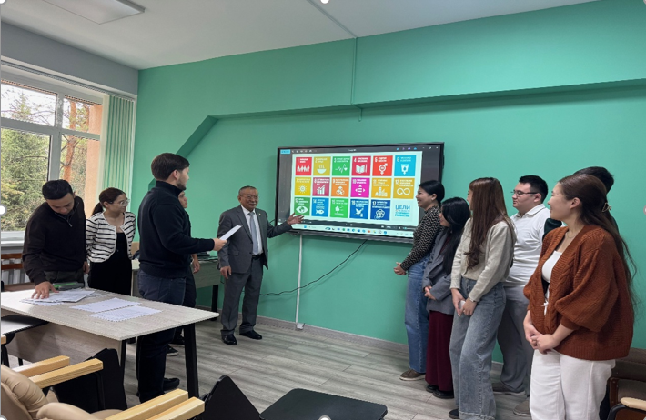 Профессор Абралиев О.А. 17 сентября 2025 года со студентами 4 курса специальности 6В04101 – Государственное и местное управление обсудил тему Целей устойчивого развития ООН: систему обеспечения «Качественного образования» в нашей стране.