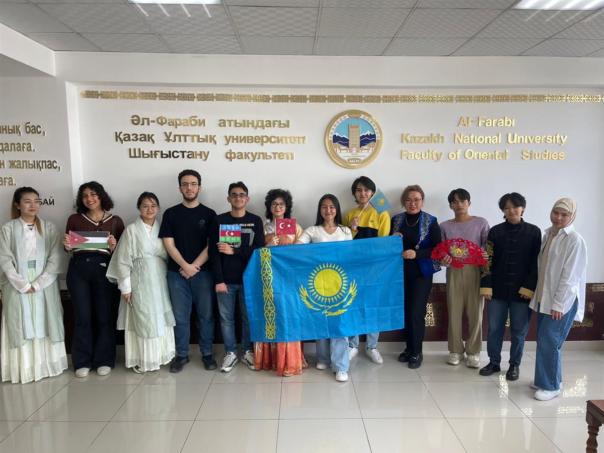 Тogether with the &quot;Silk Road&quot; club, the &quot;Bauyrmal&quot; club, foreign and local students of KazNU introduced the culture of their countries