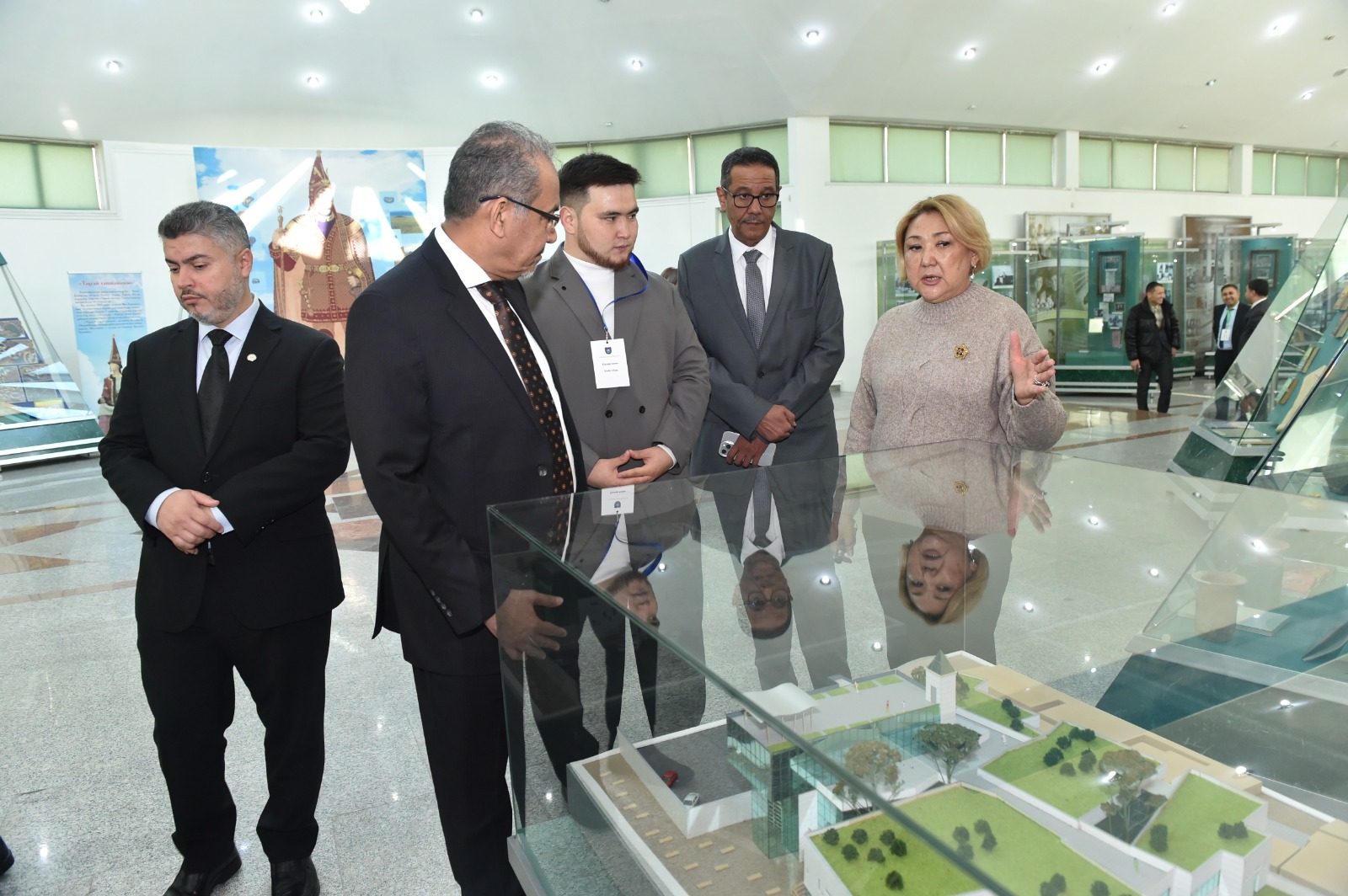 Ислам әлемі ұйымы (ISESCO) делегациясы музей экспозицияларын тамашалады