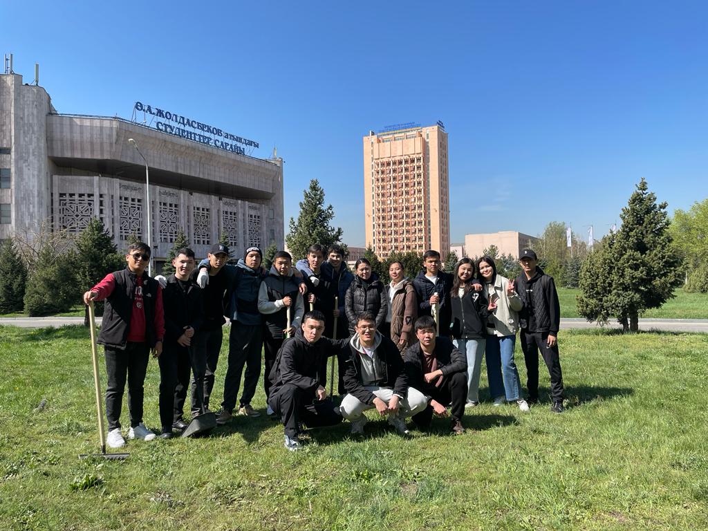 The moment when the students of the ISS 21-4, 21-5 group went to clean up the territory within the framework of the &quot;Ainalandy Nurlandyr&quot; project