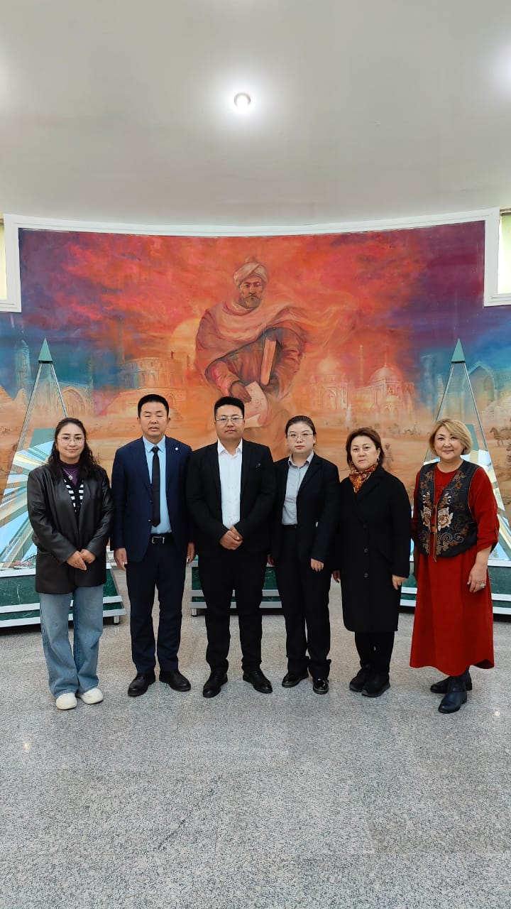 Қытай делегациясы музейде