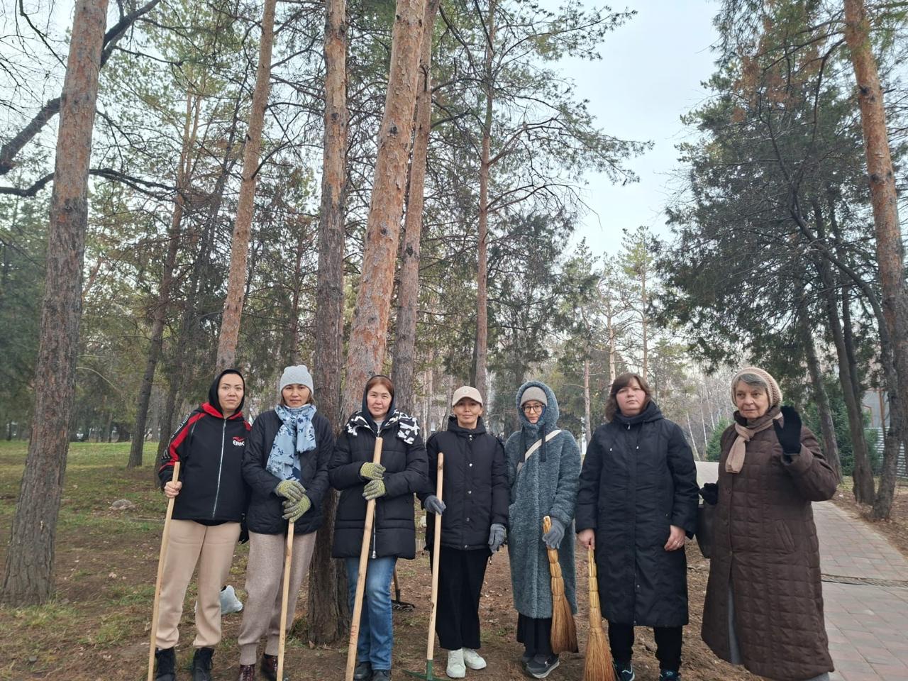 Шет тілдері кафедрасының оқытушылары 15-ші Тұрақты даму мақсаты: Құрлықтағы өмір аясында университет көлемінде өткен сенбілік күніне қатысты.