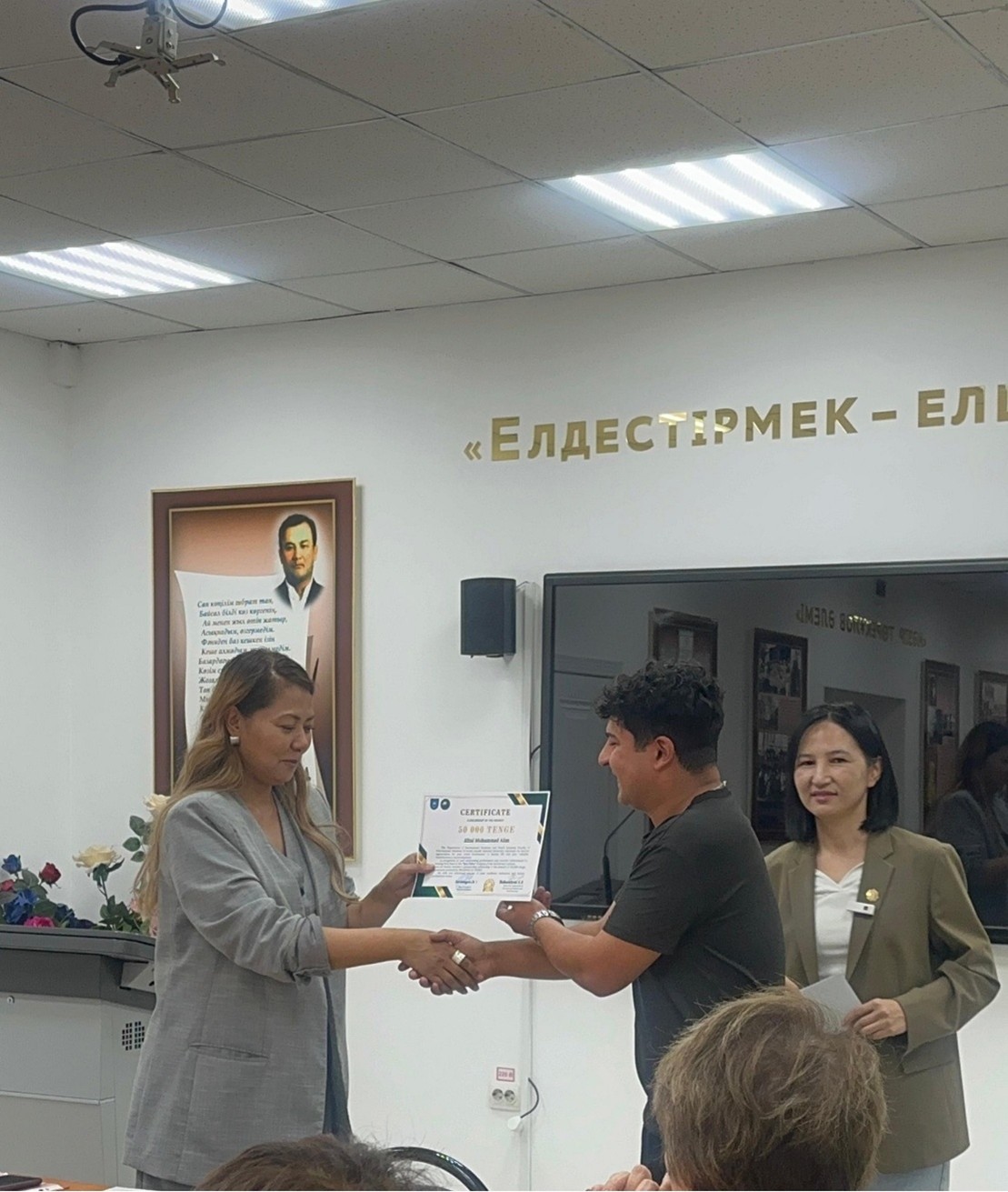 Халықаралық қатынастар және әлем экономикасы кафедрасы он белсенді студентке ынталандыру стипендиясын табыстады
