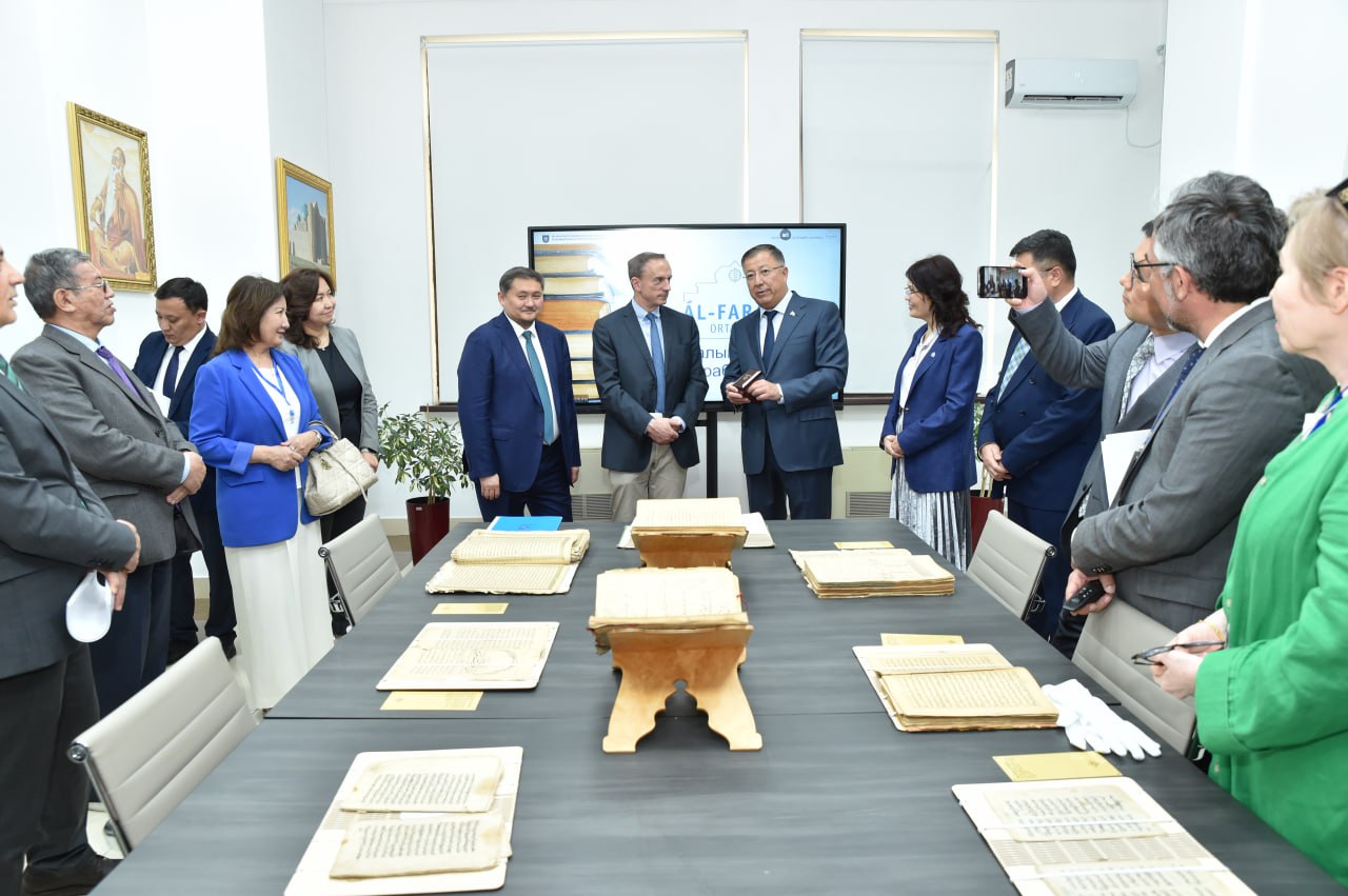 The Minister together with a Harvard professor visited the library of KazNU