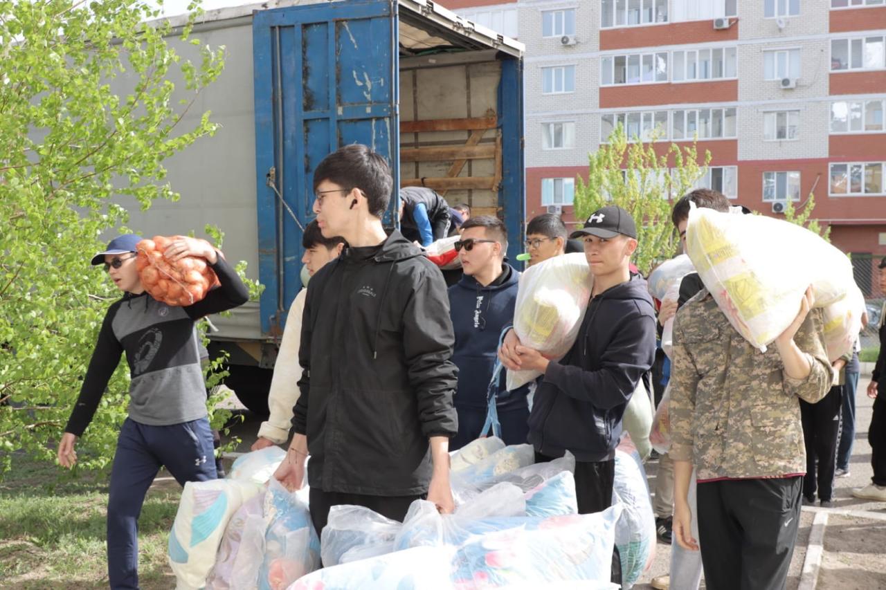 В Уральск прибыло 20 тонн гуманитарной помощи из КазНУ