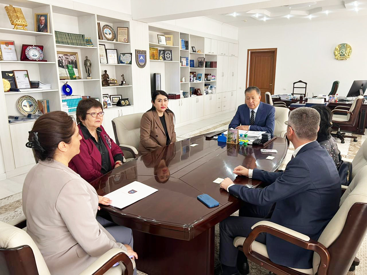 Rector of KazNU meets with foreign experts
