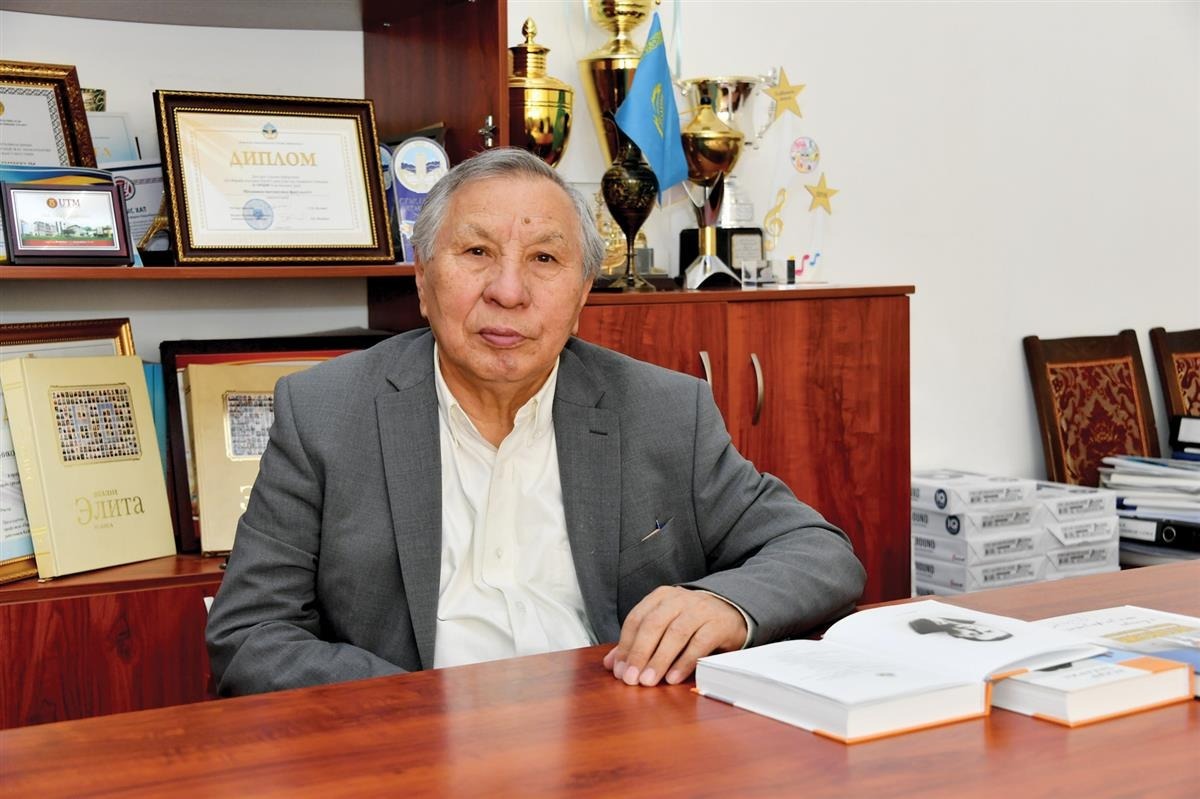 Ардагер ұстазға құрмет: кафедра ұжымы профессор Жүсіп Сүлейменовты құттықтады